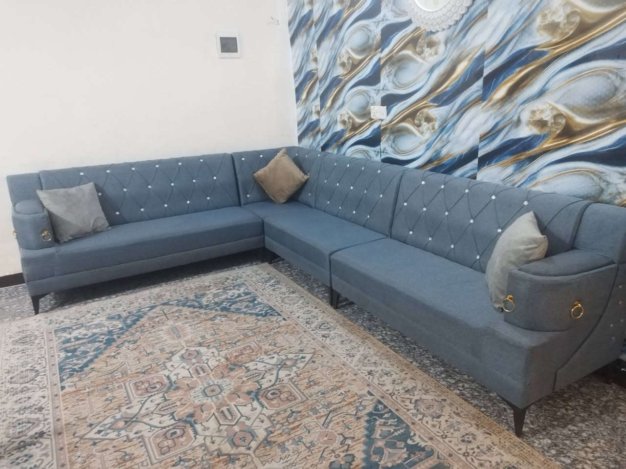 ديوان ٩ مقعد. بدون اي. ضرر السعر ١٩٥ نهايته.
ميز طعام ٤ كراسي ٨٥ نهايته 
 المكان ابو. غريب موجود توصيل بكروه
***********
