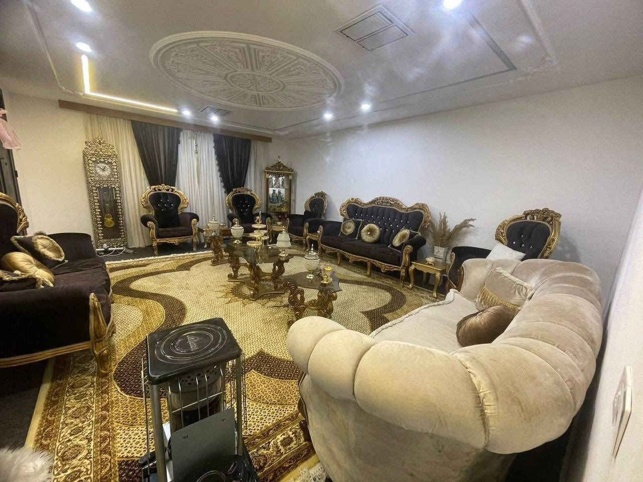 عقارات فهيم في اربيل 
تواصل واتساب ***********

بيت  للبيع في اربيل مجمع لاوان ستي
المساحه 200 م 
طابقين 
يتكون من 
غرف نوم عدد  4
استقبال 
صالة 
مطبخ 
#التمليك لكل شخص يحمل الجنسيه العراقيه
