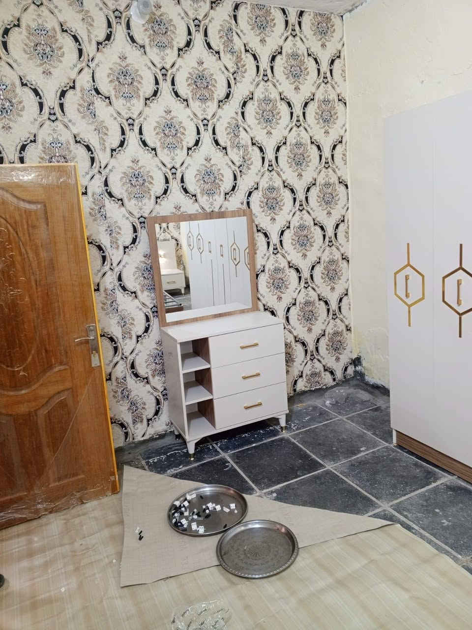 السلام عليكم غرفه تركيه ما مستخدمه بس فتحناها من الكرتونه السعر 750 وبيها مجال اتصال على هذا الرقم***********
