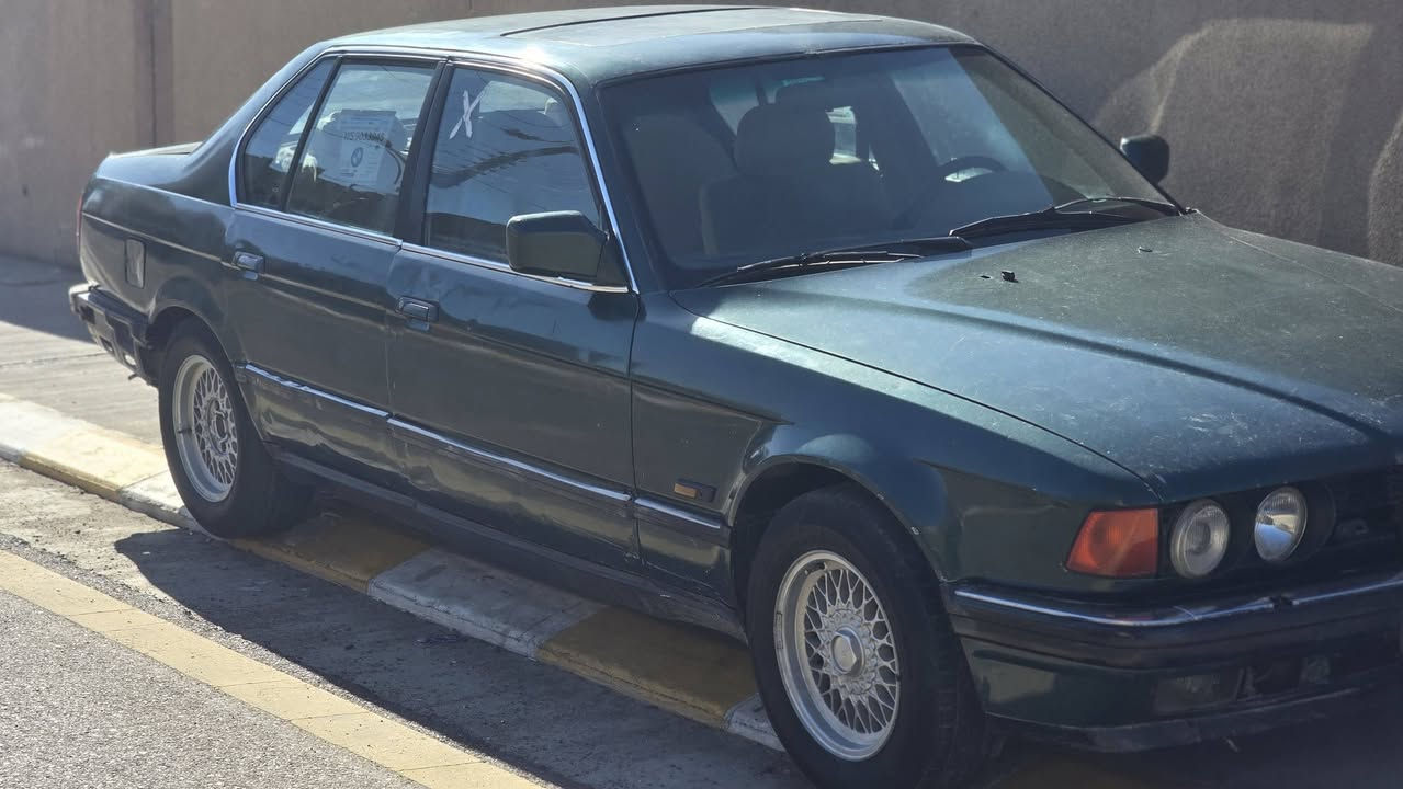 سلام عليكم 
بي ام ٧٣٥ موديل ١٩٩٣ اصل 
فول مواصفات مري قلاب
محركها يخبل حداديه ٧٥%
كيرها بس ع بك شويه صارت بي تاخيره الباقي نمر ترايها يخبل 
ضربتها جنطه تحويل ثاني يول شرط 
سعر ٢٩ وبيها مجال قليل حك الجيه
*********** مكاني فلوجة
