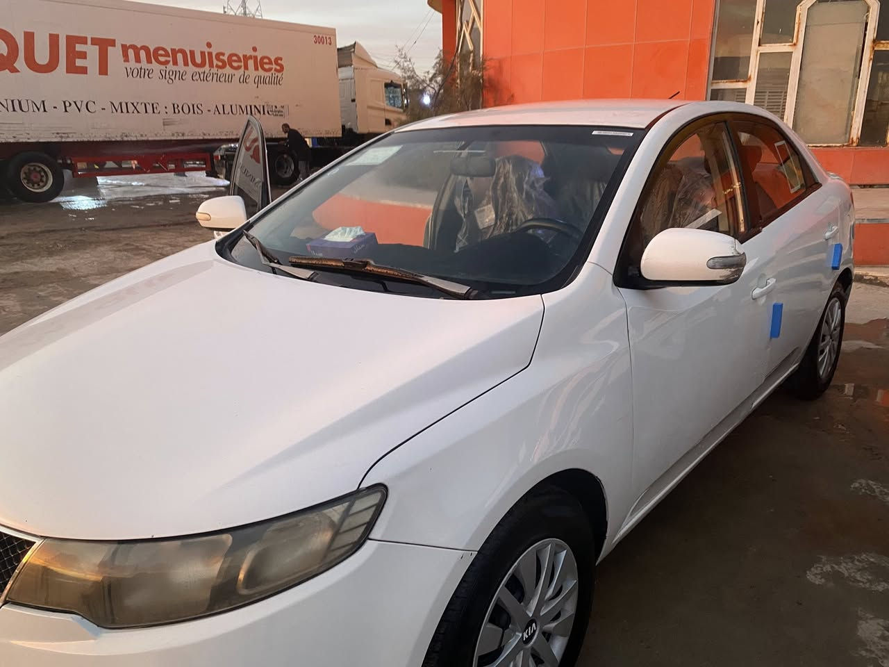 السلام عليكم
سيراتو 2009 خليجي 

صبغ قليل بالجنطة والباقي مكفول

مكينة كير حدادية تخم تاير 

باسمي تحويل ثاني يوم

السعر 90

 المكان كوت

للتفاصيل اكثر الاتصال ***********
