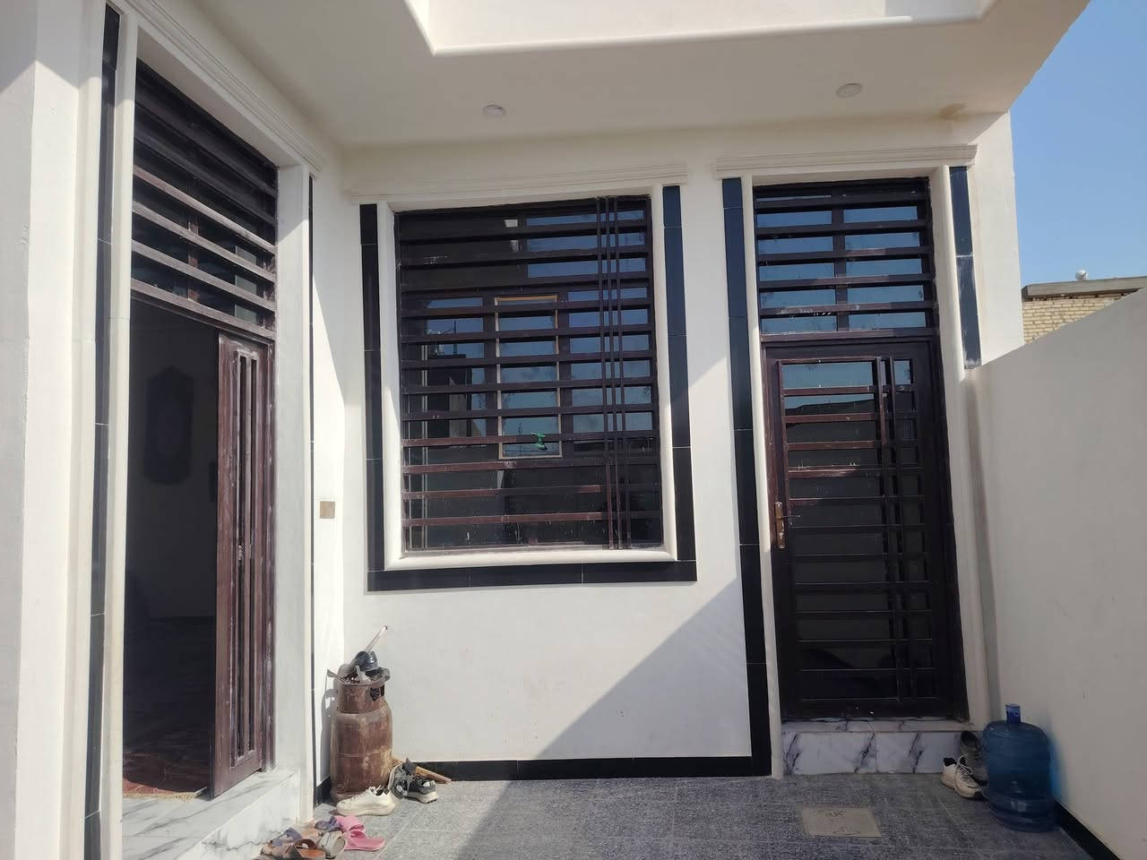 ياالله
اللهم صل على محمد وآل محمد
دار للبيع طابو صرف مساحة ١٦٠ متر  واجهة ٨٠٥في ١٩بناء طابوك درجة اولا(حر تحويل مباشر) 
يتكون من ٢غرفة +هول +استقبال +مطبخ+مغاسل خارج وداخلي السعر  اتصل  ***********
