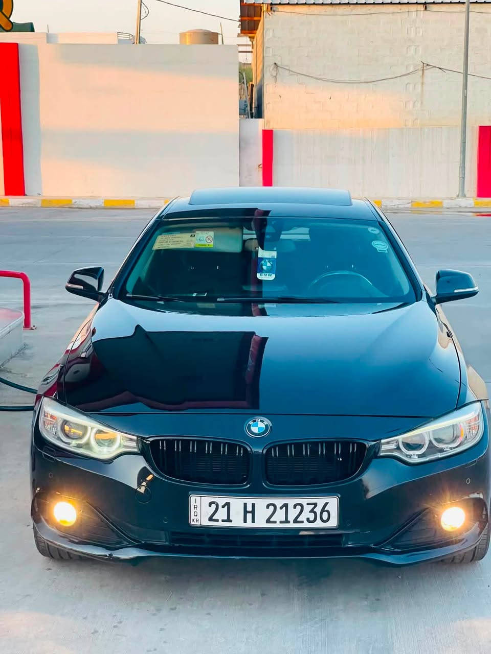 🚘 للبيع: BMW 420d موديل 2015
السلام عليكم، لأصحاب التميز والفخامة، معروض للبيع سيارة بي إم دبليو  بحالة ممتازة وجاهزة للاستخدام:
📌 المواصفات الأساسية:
• الماركة والفئة: BMW 420d  جران كوبيه).
• سنة الصنع: 2015.
• المسافة المقطوعة (128 الف)  
📌 المحرك والأداء واقتصاد الوقود:

• نوع المحرك: 4 أسطوانات (4Cyl) بسعة 2.0 لتر (2)توين دبل  تيربو ديزل (عزم قوي جداً واقتصادي جداً في الوقود).

• ناقل الحركة (الكير ): أوتوماتيكي (Steptronic) من 8 سرعات.

• نظام الدفع: دفع خلفي (RWD).  

📌 المواصفات الخارجية والإضافات:

• فتحة سقف كهربائية (زجاجية).

• وياله سبورت مميزة وكبيرة الحجم تعطي السيارة مظهراً رياضياً جذاباً.

• حساسات (أمامية وخلفية) للمساعدة على الاصطفاف

• إضاءة أمامية زينون مع ليد (LED) نهاري وشبكة أمامية رياضية باللون الأسود اللامع.

📌 المواصفات الداخلية والرفاهية:

• مقود رياضي مميز يحمل شعار M.

• تطعيمات ولمسات داخلية بلون ألياف الكربون (Carbon Fiber) 
• شاشة تحكم وسطية مع نظام iDrive كامل ونظام ملاحة.
• مريحة ونظيفة جداً
• تحكم ستيرن كامل، مثبت سرعة، وبلوتوث وبيها بعد مواصفات .  اقتصادي جدا نظام ايكو وايكو بلاص وسبورت ونورمال وديزل نص تانكي تروح محافظات ويه التبريد وترجع ما خلصان والسيارة صاروخ 
📌 حالة السيارة وجاهزة للتحويل مباشرة.

🚘  السياره مكفوله كفاله عامه حتى الدعاميات ماعدا  صبغ بالهلال الخلفي حك شبرين فقط حته الدعاميات 
تحويل مباشر رقم سليمانية
148  ورقه وبيه مجال بسيط مكاني كركوك 
***********
