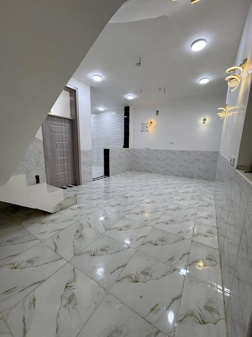 سلام عليكم يوجد دار حي المصطفي قطع حجيه نوفه دار يحتوي غرفه نوم وحده صاله وستقبال مطبخ المساحه ١٤٠ تحويل ١٠٠ بناء حديث قريب عل تبليط رقم ***********
