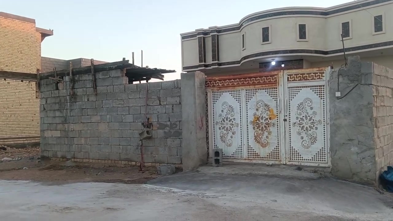بيت ركن طابو زراعي الشهداء الثانيه مقابيل المجسر مساحة البيت 220متر يحتوي على غرفتين وصاله ومطبخ جدار سيراميك وستقبال و حمام سيراميك  منور عدد 2وكراج جبير
الهاتف ***********
