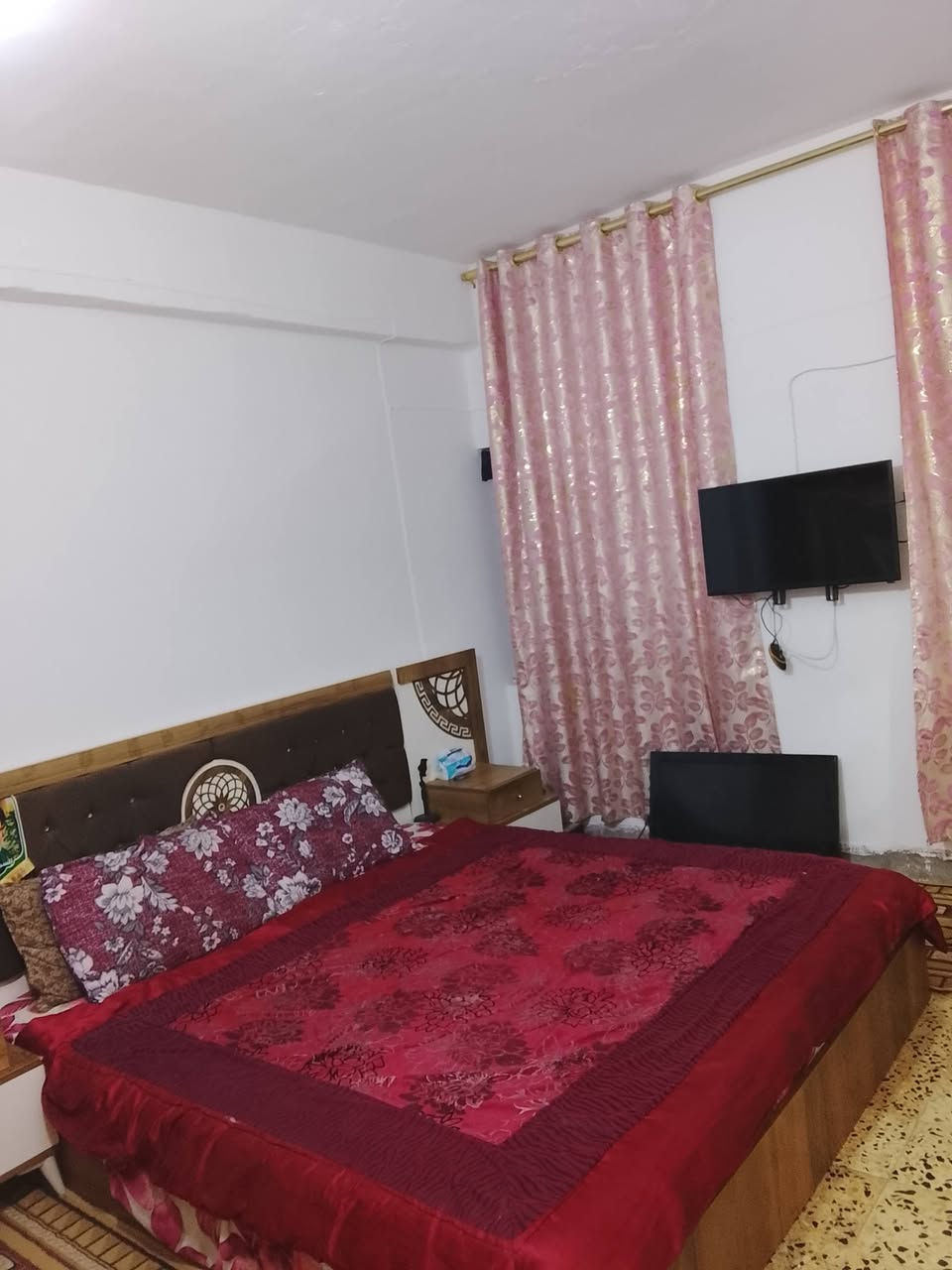 السلام عليكم شقه اللبيع عراقيه نضيفه سعرهه 14 وبيه مجال رقم الهاتف ***********
