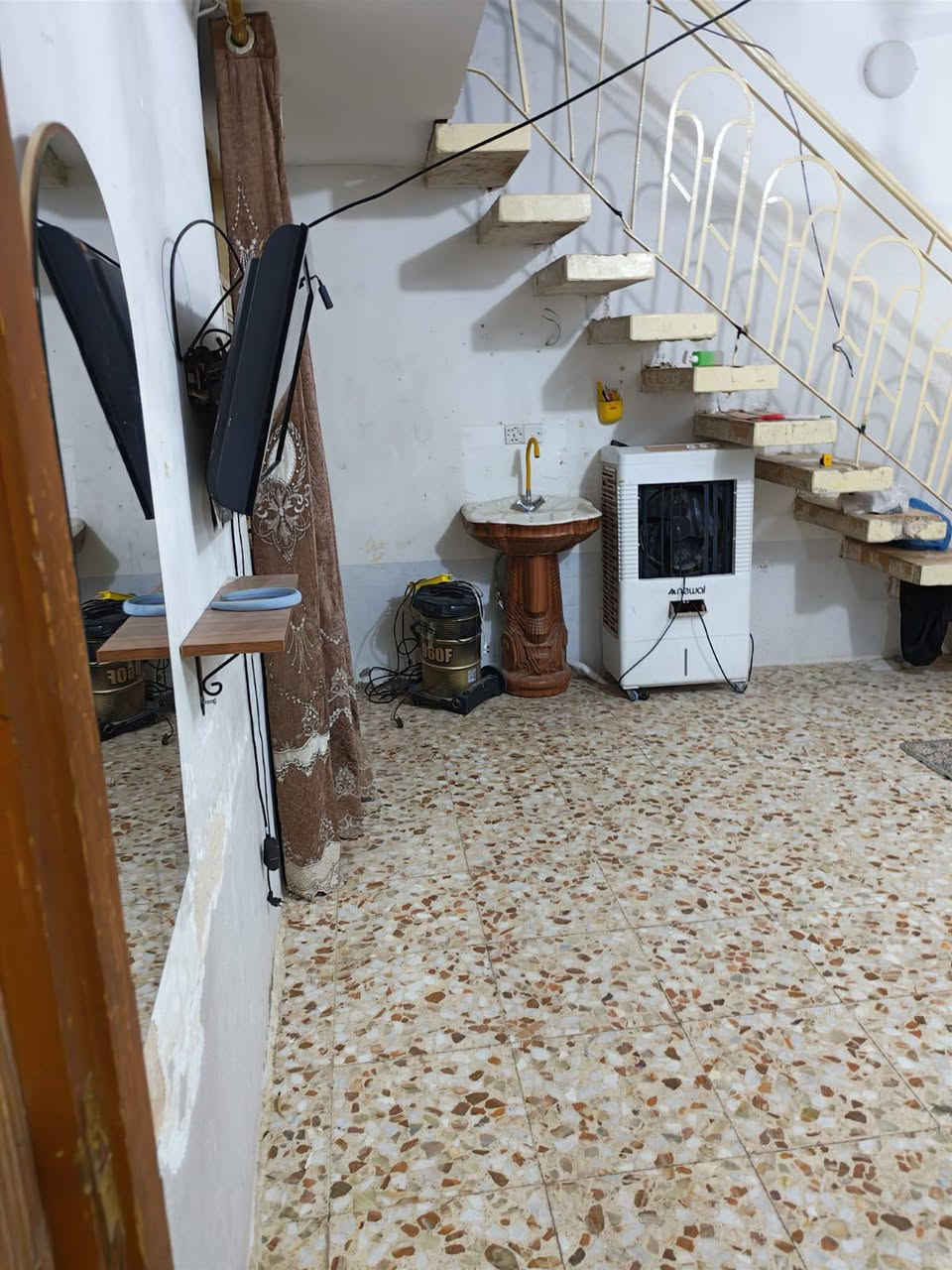 دار البيع زراعي مساحه  105 متر للبيع
غرفه واستقبال وصالة ومطبخ حمام داخلي وخارجي  ومكشوفة  وتخاريج مع شارع مقرنص  حي 17 تموز قرب جامع الاحسان  كافة الخدمات بي سعره 38 مليون بي مجال شويه 
اتصال رقم ***********
