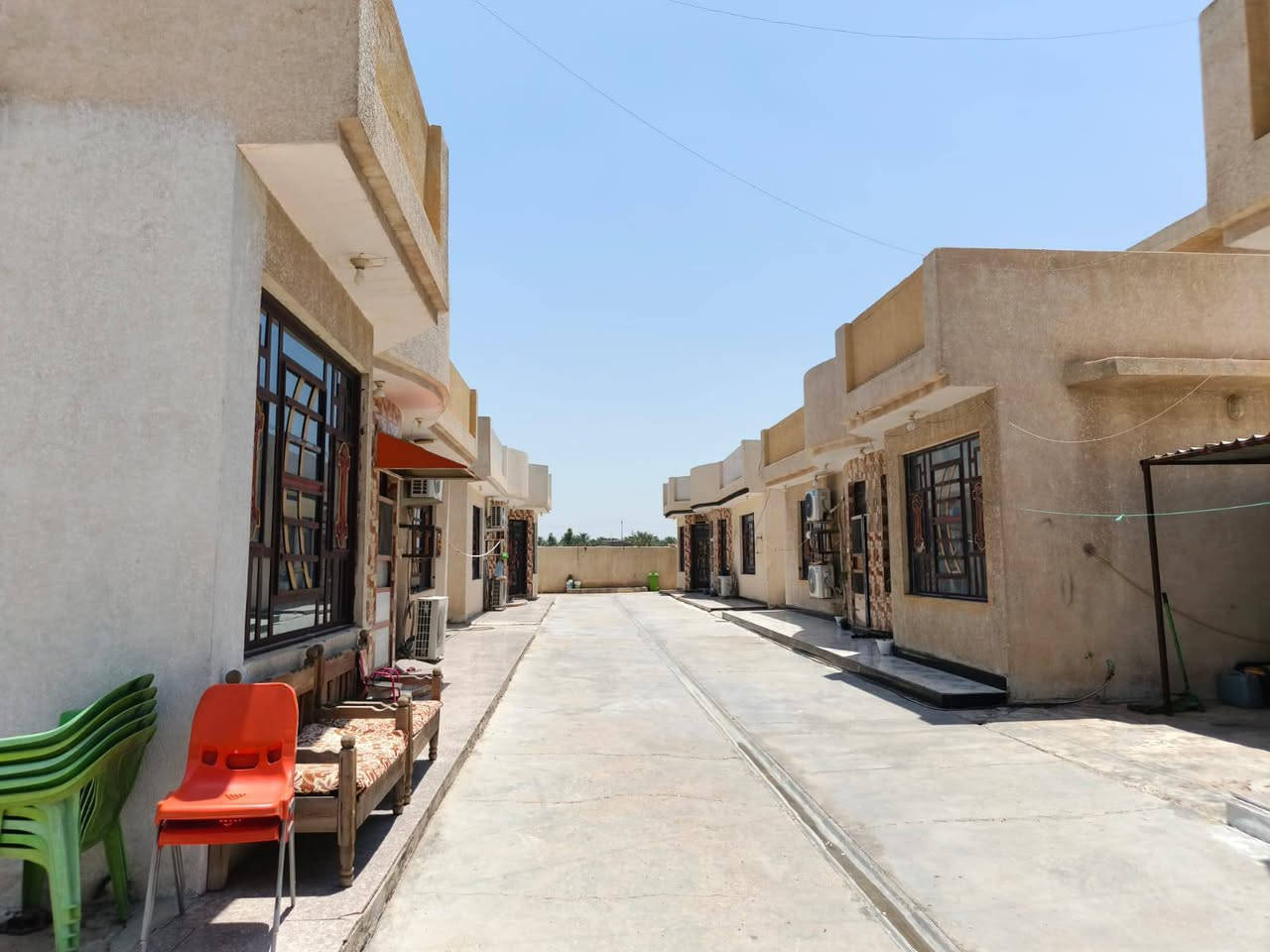 السلام عليكم
للبيع 1 دونم مساحة 2500 طابو زراعي سند 25 مكون من 5 بيوت 🏠  كل بيت مساحة البناء 150م مجهز من كلشي بناء طابوق مع حديقة 🏡 واسعة ونخيل 🌴وكراج سيارات 🚗
عنوان واسط الصويرة الشاملة قرب محطة شرق البصرة يقع الدونم على شارع العام للاستفسار على الأرقام /***********
‏‪***********‬‏
