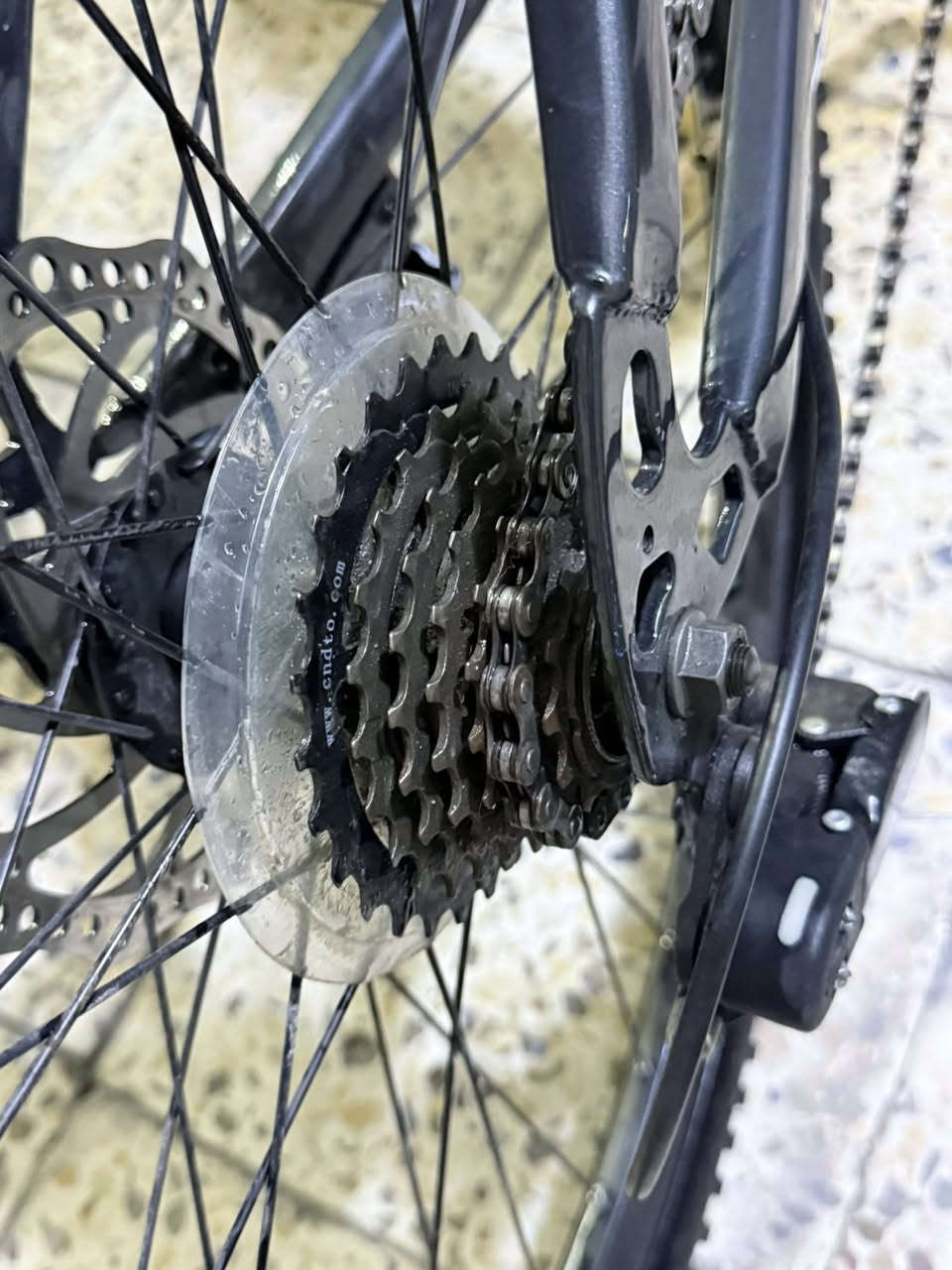 سلام عليكم شبابنا الطيبة عندي بايسكل للبيع نوعيته ماونتن بايك Mountain Bike جديد ونظيف مستخدم قليل سبعة گير ثلاث نمر ما بيه اي مشكلة ولا عطل قطع اصلية ما مبدل بيه شي وتايراته جديدة ونظيفة الاصلية زنجيل اصلي بلادي پايدرات نظيفة ما بيها اي عطل كشن مال شركة نفسها وبريكاته قوية الصينية مالته اصلية بلادي دبلات امامي وضعها ممتاز ما مشخط ولا مضروب ولا واگع البايسكل وما بيه نقص سعره 200 الف وبيه مجال حگ الجية مكاني بغداد حي البنوگ الرقم
***********
