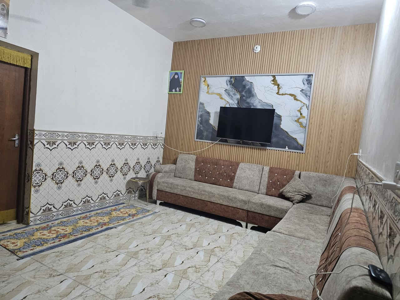 سلام عليكم  بيت زراعي لبيع  مساحه 180   بيه ستقبل صاله غرفتين  مطبخ  صحيات خارجيه بكان حي حسن فرع سكلات قرب بيت شيخ طالب  سعر خاص رقم هاتف ***********
