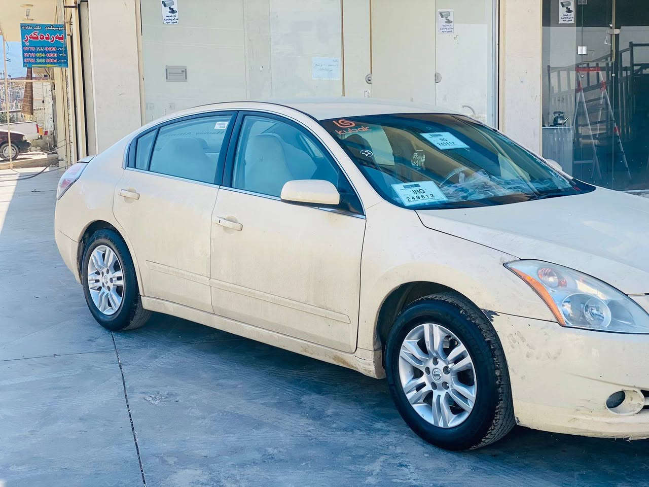 نیسان ئاڵتیما 2012
گێڕ و مەکینەی بەشەرت لۆک
***********
***********
تەبرید بەشەرت 
تەقەو ڕەقەی بەشەرت 
گێڕ و مەکینەی بەشەرەت
کارەبای بەشەرت
پێشی یەک قرچی بەسیت
دوای قرچێکی بەسیت
شان و سەقف و ناو درگای شوشەیە
مەسروفی تیا نیە
ناوی جوانە 
دەری جوانە
بەسمەیە
درگا بەسمە
گێڕی عادی
سەیارەکە ئەکرێتەوە بە قسوسی معامەلاتی بۆ ئەکرێت
تا ئەوکاتە وەکو تەکسی لێ ئەخوڕێت دوای ئەبێ بۆیاخ بکرێت تۆی کڕیار بەس پارەی بۆیاخت لەسەرە

***********
*********** السليمانية, العراق
