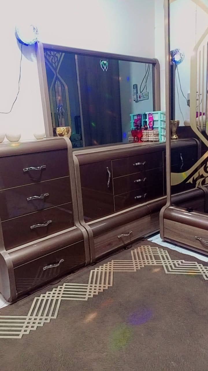 السلام عليكم غرفه نوم للبيع 11 قطعه السعر مليون ونص وبيها مجال مكاني البصره القبله شارع البريد الاستفسار رقم الهاتف ***********
