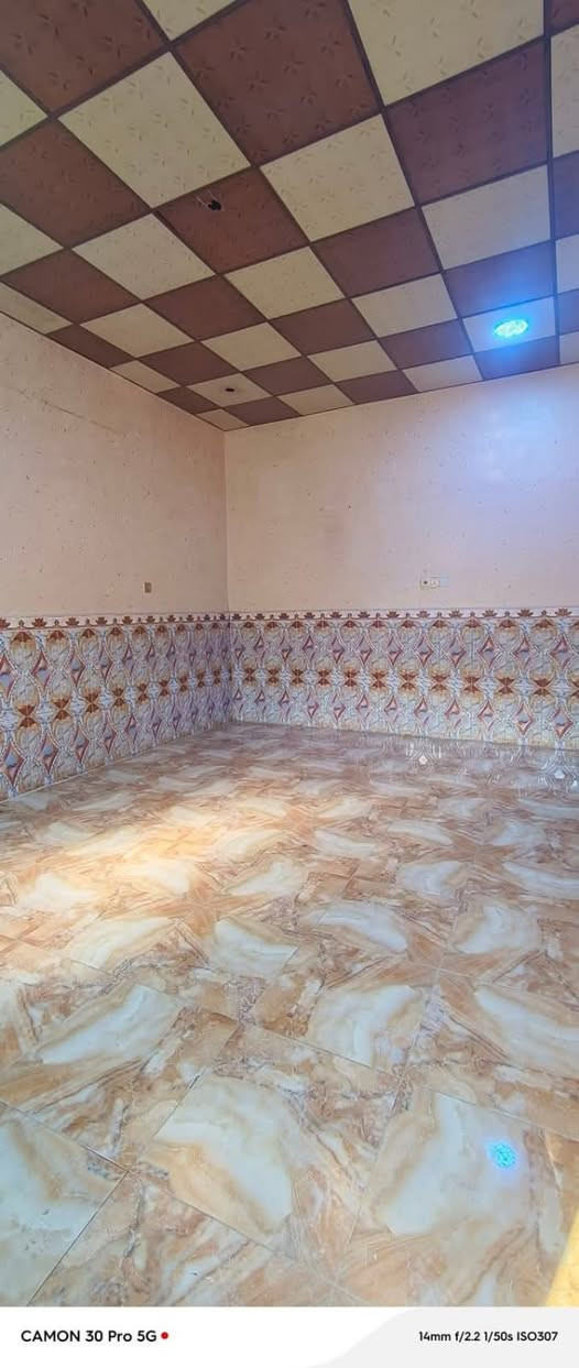 يا الله سلام عليكم 
توفر بيت للبيع المساحا200 متر
العنوان البصره شطر العرب منطقه باب الهوى يتكون البيت من غرفتين وديوانيه ومطبخ وصحيات داخليه وخارجيه وكراج طابو صرف زراعي بسم عراقي المشتري ياخذ نسخا من طابو وكالت محكمه ومكاتبت مكتب 
للستفسار ***********
