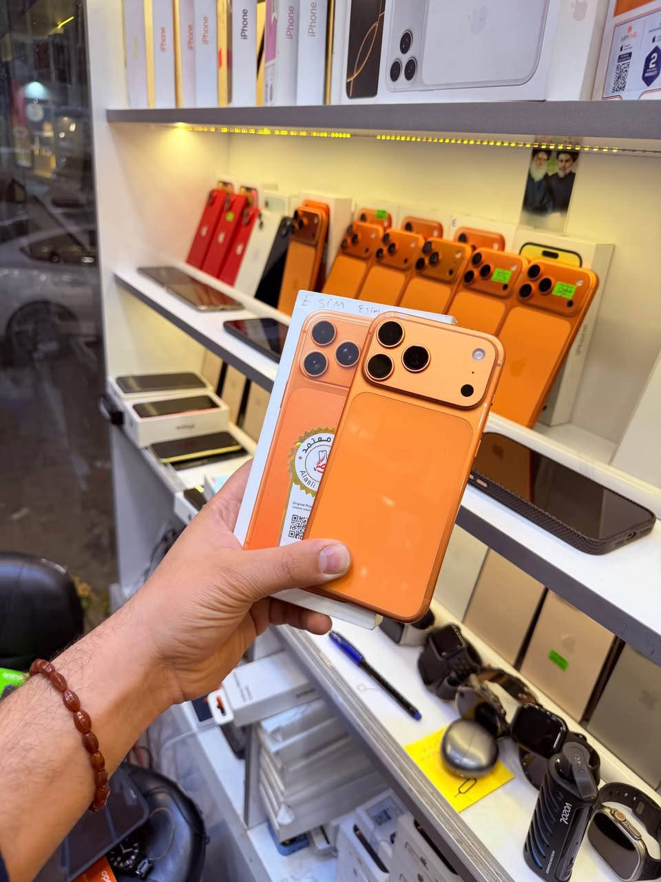 جهاز 17 برو ماكس 256 بطارية 100‎%‎ نظافتة 100‎%‎ 
جهاز جديد مكفول وبلادي وجميع ملحقاتة اصلية كاملة 
مشحون قليل  جهاز شريحة اكترونية E Sim ضمانة سنة كاملة للبيع او مراوس مكاني النجف 
***********
واتساب او اتصال النجف, العراق
