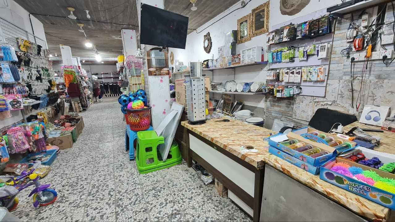 المجمع يحتوي اكثر من قسم ملابس وقرطاسيه او مواد منزليه ومفروشات واكسسوارات وملابس داخلية وألعاب أطفال وكوزمتك وغيرها من المواد الأخرى للطلاع ع بقيت الصور راسلني خاص غرض البيع عدم التفرغ بسبب أعمال أخرى للإستفسار الإتصال ع هذا الرقم *********** السعر ١٥ او بي مجال النجف, العراق
