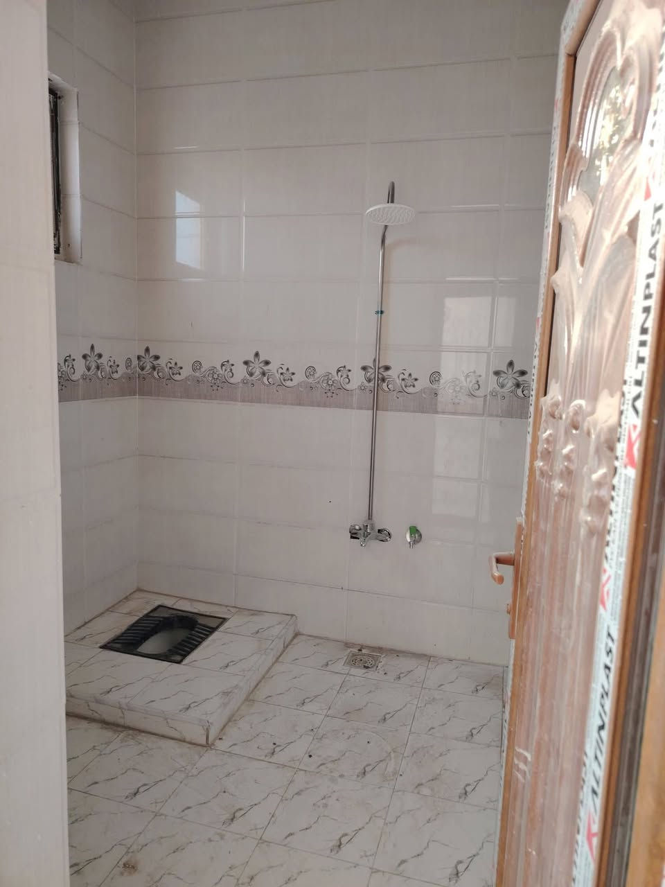 يوجد لدينا
شقه للايجار حديث البناء درجة أولى طابق اول 

غرفتين كلدور مطبخ صحيات

سعر الاجار 350 الف

الماء والكهرباء واصل ع ابو الشقه

حله نادر الثالثة قرب الطاقة

للاستفسار الاتصال على الرقم ***********
