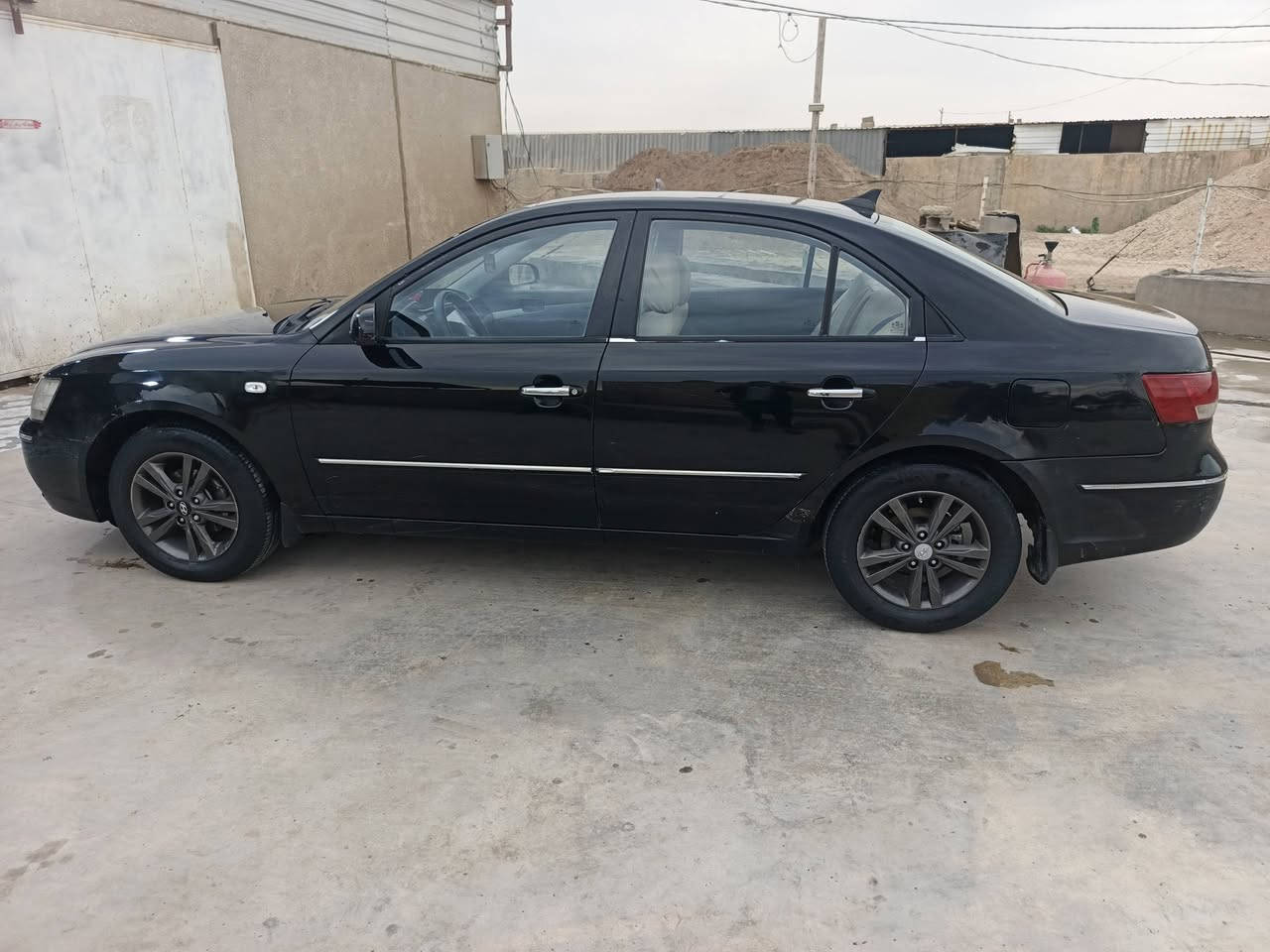 السلام عليكم...
سوناتا 2010وارد كوري السيارة رقم اربيل بسمي  تحويل مباشر محرك 2000 بحالة جيدة شاشه كبيره كاميرا ورقم اربيل سنويه نافذه السيارة بيها ثلاث قطع جاملغ وبنيد وباب السيارة مرشوشه كلير ومرتبه وكاعده خير من الله عليها غرامات400 الف
سعرها (80 ورقة) مكان السيارة واسط
 للتواصل/***********.
