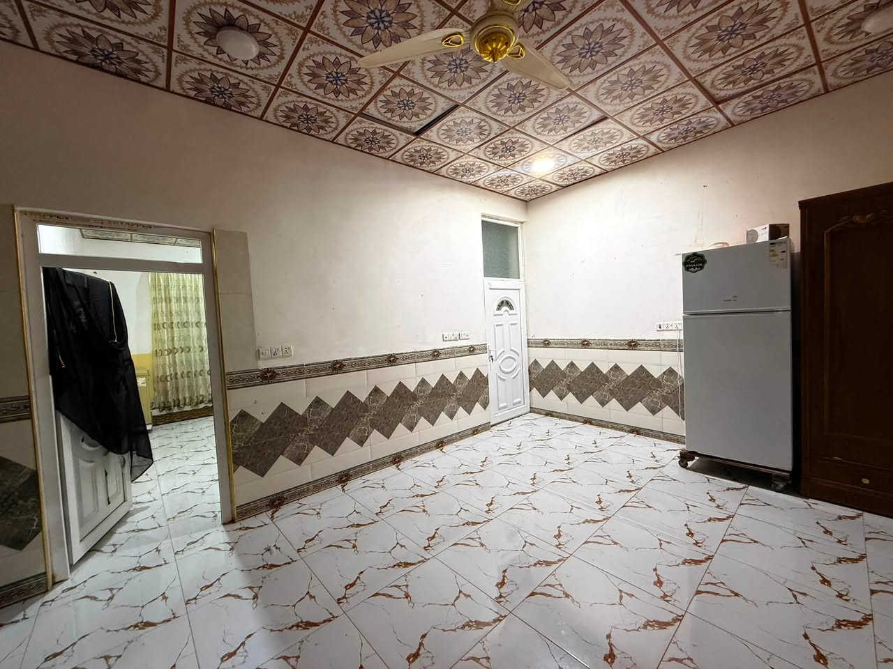 دار سكن للبيع جلولاء الحروب فرع الاطفاء 

مساحة 250 متر

يحتوي على استقبال 7*4 وغرفتين نوم 5*4 وصالة 8*4 ومطبخ 5*4 حمام داخلي وكراج سيارة وحديقة 

متوفر كافة الخدمات ماء اسالة وشارع تبليط 15 متر 
السعر 70 بي مجال 

للاستفسار ***********

