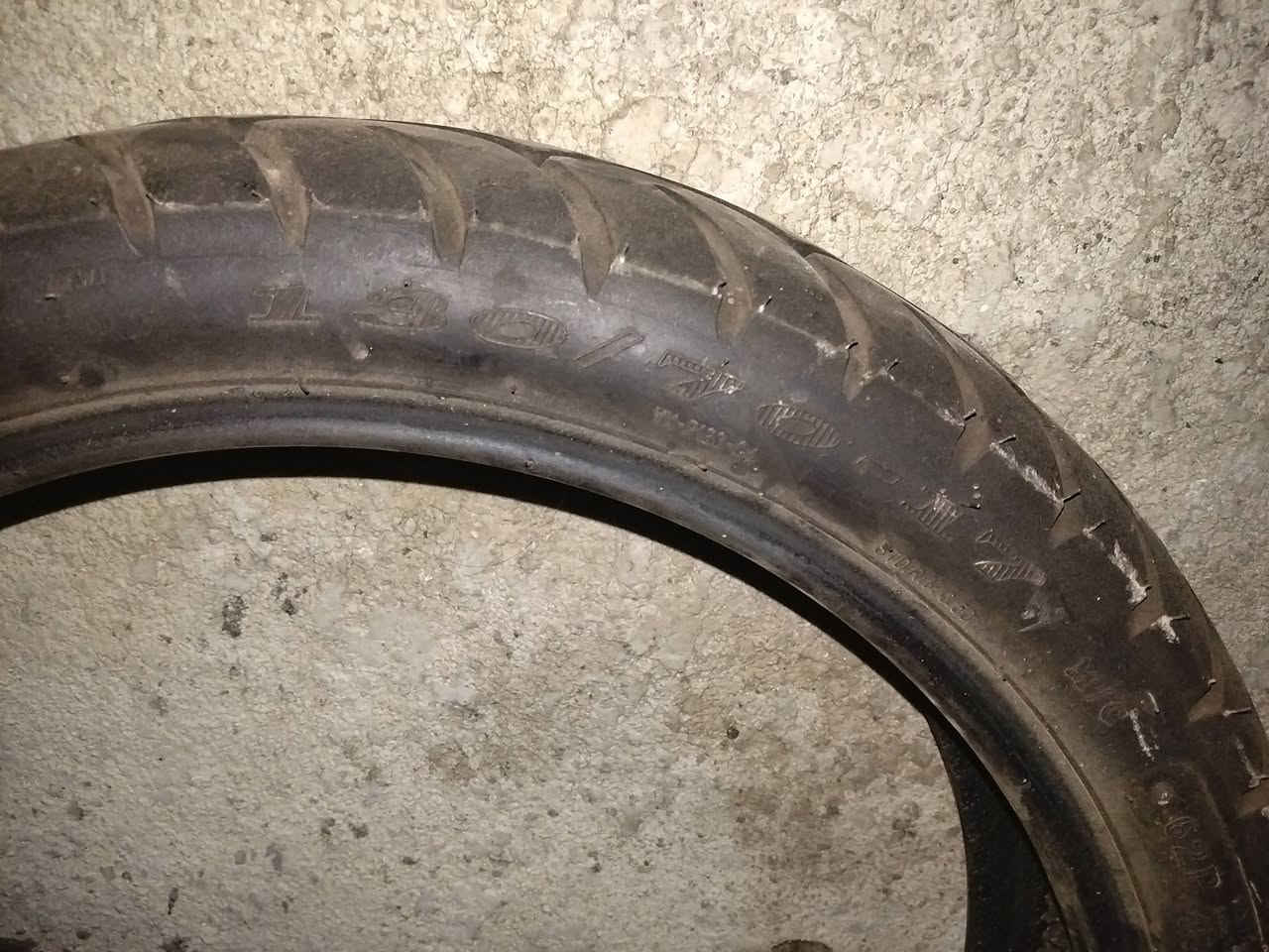 تاير قياس 130/70/17 جديد شركه فتحته من دراجه جديده مشيت عليه يومين وبدلت تاير اكبر 
سعر التاير 55وبي مجال 
وصالنصه RKA للبيع سعرها 60 وبيها مجال للعلم سعرها بالشركه 90الف الجديده
وتساب  ***********
