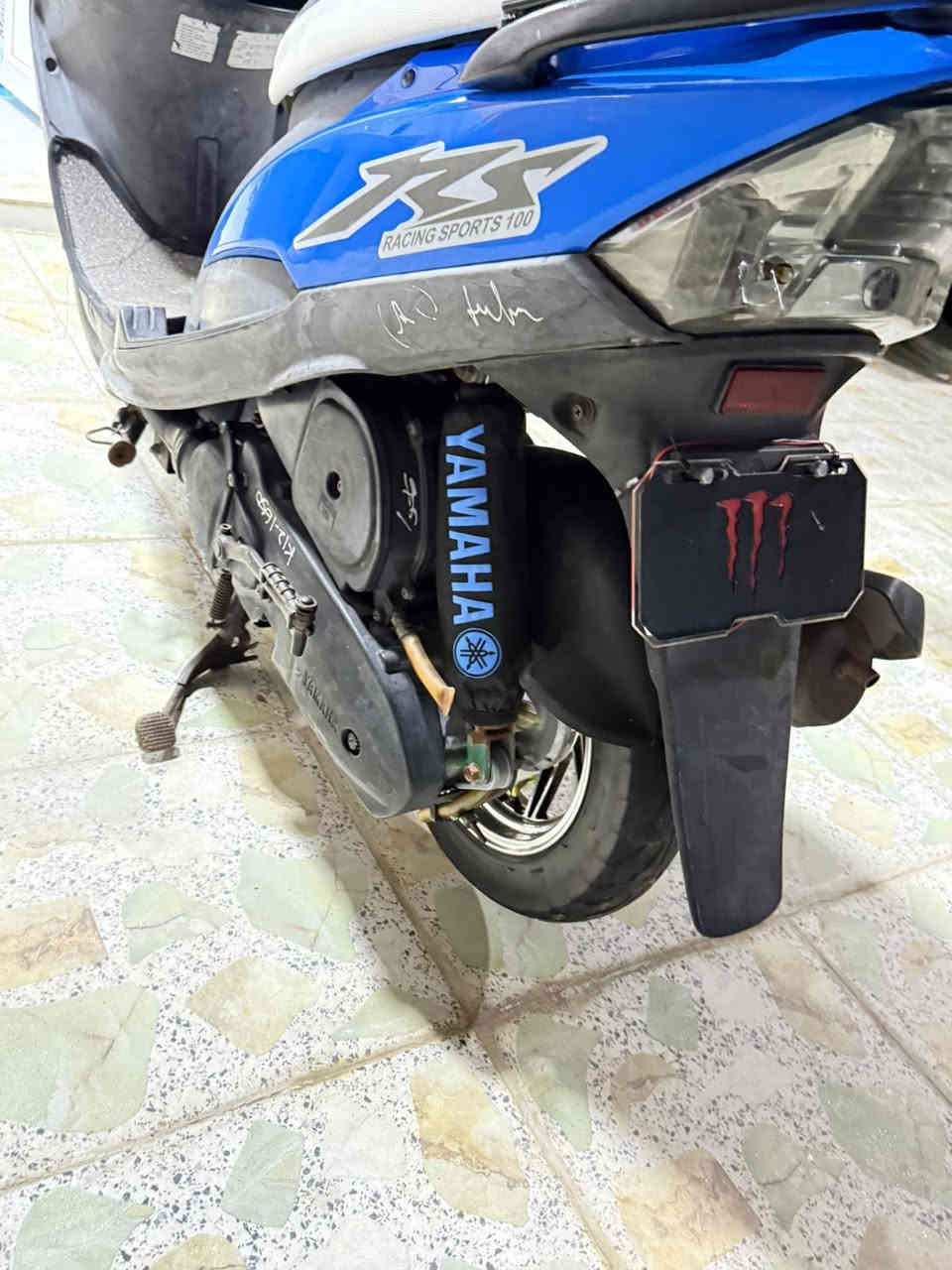 السلام عليكم 
مكلف بالنشر ……

دراجة صارله شهرين نازله من رمبه
كله بلاد برغي ما مفتوح بيه لا مكينه ولا غيره
تجي وتشوف بعينك دراجه انضف من نضيف

مكلف بالنشر اتصال على صاحب الدراجة سعر وباقي تفاصيل
الرقم ***********
