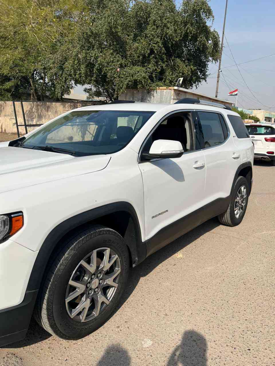السلام عليكم 
‏ GMC Acadia 2023 SLT
( دخول جديد ) ماشية 29الاف
فول مواصفات للأخير عدا الفتحة  
٧ راكب - ٣ قطع تبريد
محرگ 2000 تيربو  
‏‎فور ويل(AWD) - كشنات جلد - تشغيل عن بعد
- نقاط عمياء - رادارات (360) امامي خلفي جانبي - 
صندوق كهرباء ( ويفتح بالرجل ايضا ) - سستم صوت (bose) - داتا شو - تدفئة كشنات - كشنات كهرباء
‏‎تحديد مسار - اوتو ستوب - توقف ذاتي عند الاقتراب من السيارات - قفل تلقائي - مراية تعتيم ذاتي + اشاير  - سايد بريك بصمة - فول تحكمات ستيرن - اضاءة العالي اوتو - لايت ٣ عدسات - منظومة زنون بلادي  
‏‎وبعد بيها هواااي مواصفات
 الحادث واضح بالصور 
‏‎سعرها245💵  
‏‎السيارة جديدة بمعنى الكلمة وبالواقع بعد احلى وكل التفاصيل مذكورة بالكامل اي استفسار ثاني هذا رقم***********
