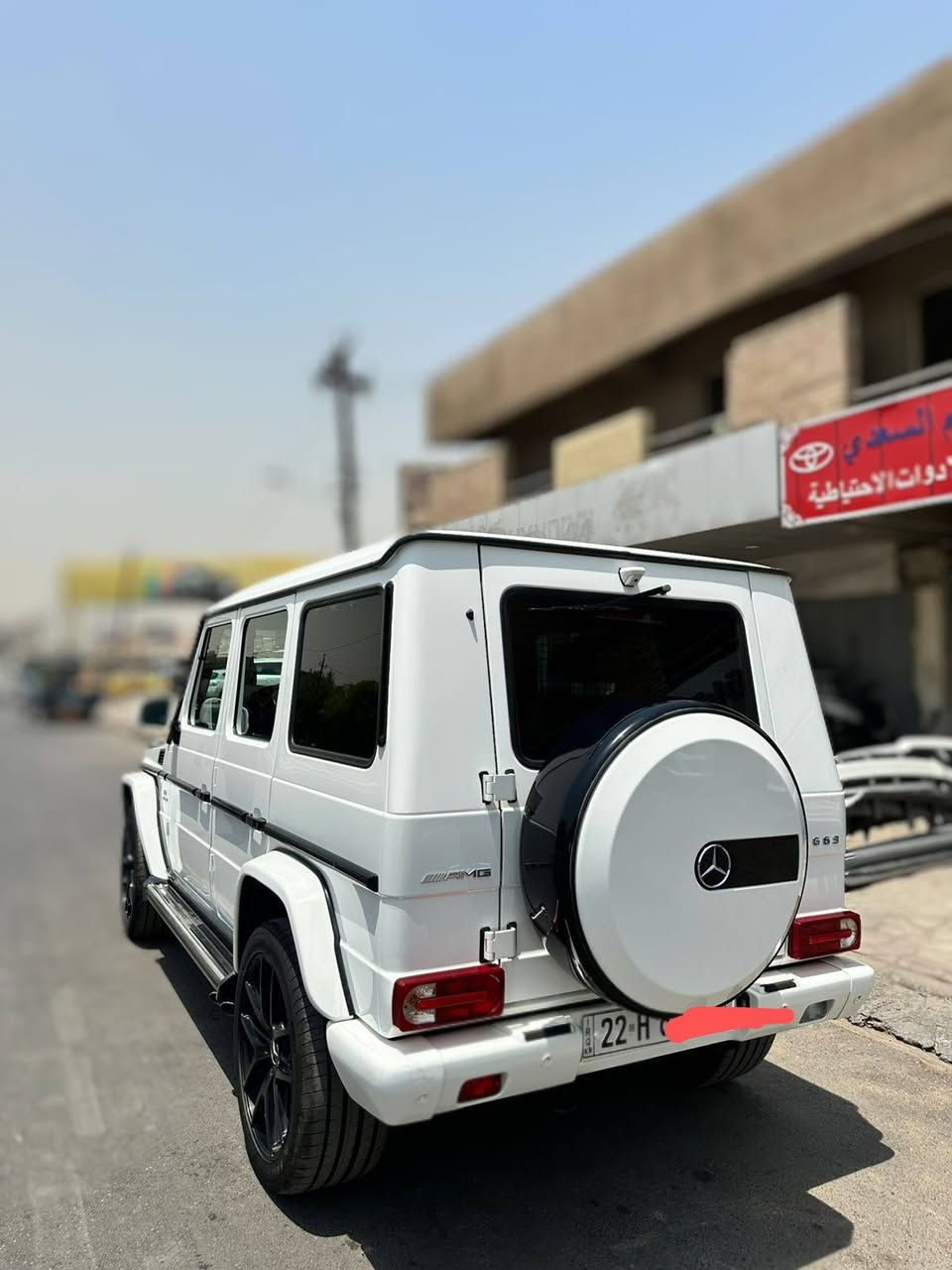 Mercedes G63 AMG
‏
مرسيدس جي 63 أي أم جي
سنة الصنع: 2016
المسافة المقطوعة: 120
المستورد: BCM

المواصفات:

المحرك: 4.0 لتر V8 مزدوج التيربو
القوة: 577 حصان
ناقل الحركة: أوتوماتيكي بـ9 سرعات (AMG SPEEDSHIFT TCT)
نظام الدفع: دفع رباعي دائم (4MATIC)
نظام التعليق: تعليق AMG متكيف
الشاشة: شاشتان رقميتان بقياس 12.3 إنش
نظام الصوت: Burmester فاخر
فتحة السقف: سلايد
نوع الفرش: جلد 
المستشعرات: مراقبة النقطة العمياء، مساعد ركن أمامي وخلفي، مساعد الحفاظ على المسار
الكاميرا: رؤية محيطية 360 درجة
الإضاءة: مصابيح MULTIBEAM LED
نظام الملاحة: نظام MBUX مع شاشة لمس ودعم الأوامر الصوتية 
ضررها: جاملغ امامي ايمن صبغ فقط وعندي صورته قبل لا اصبغه مكانها بغداد زيونه
***********
