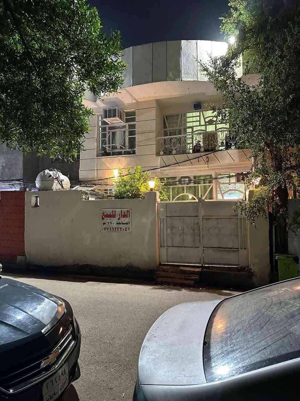 السلام عليكم
———————-

دار للبيع مساحه ١٦٠ متر العنوان الشعلة الرحمانية قرب معمل الثلج يحتوي الدار على ٦ غرف نوم كبيره ومطبخ + ستقبال +صالات عدد٢ + حمامات  عدد ٤  +مناور عدد٢       .ولمعرفة السعر يرجى الاتصال برقم الآتي  ***********
