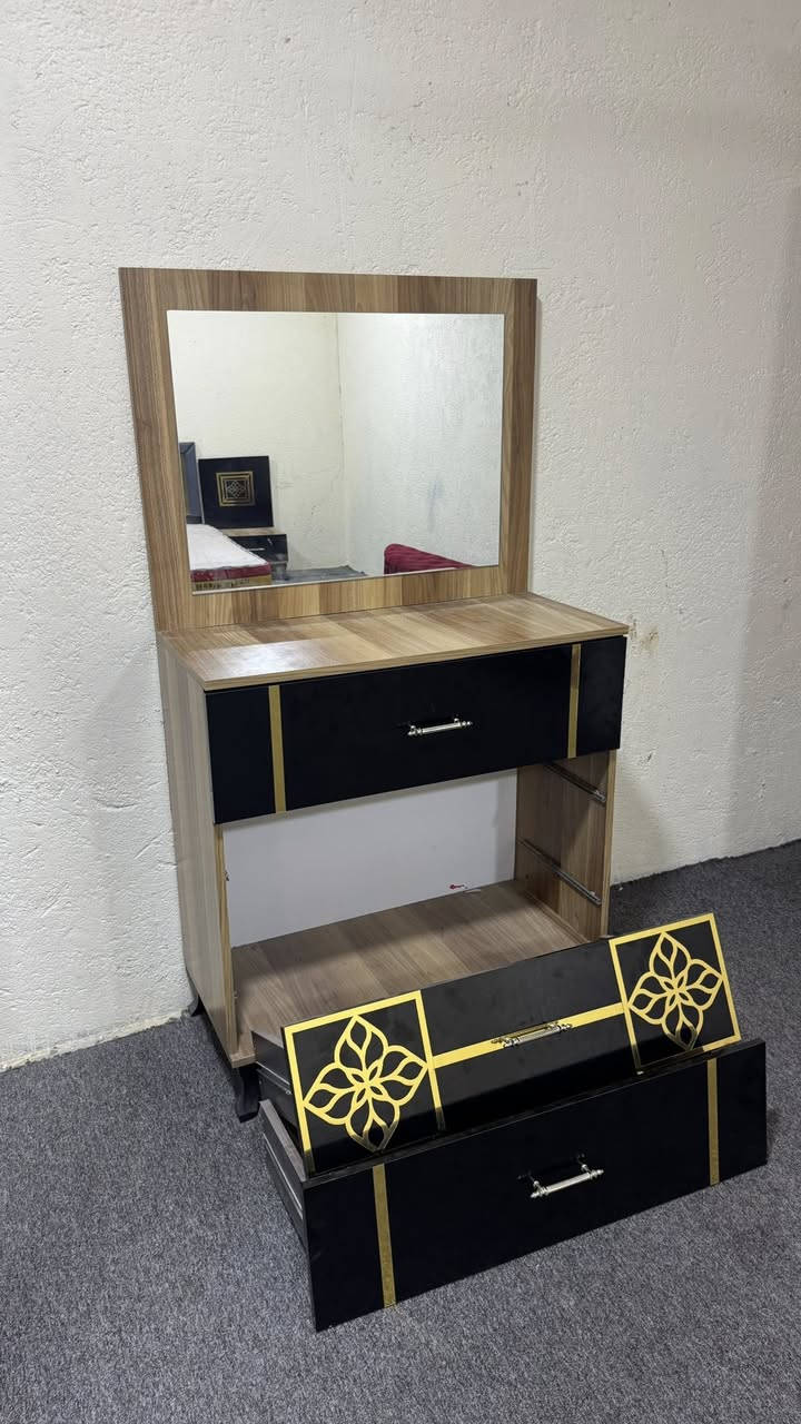 غرفة نوم بيع مستعجل تتكون من 5 قطع و 2 قطع اضافية مثل ما موضح بالصور مع دوشك السعر 350 الف 
العنوان :- التنومه للتواصل الاتصال على الرقم :-
***********
