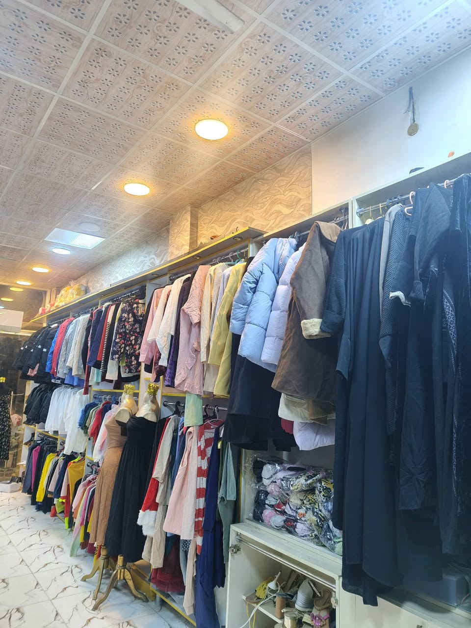 محل للبيع مع كافه ملحقاته... ملابس درجه أولى...احذية.. جنط..سبلت..ثلاجه...جام خانه...فاترينات.. مغسله...ميز مكتبي....المحل جاهز سقوف ثانوية ...انارة ...سيراميك...دخل خير من الله.....العنوان كربلاء حي الميلاد مقابل ماركت المعالي....موقع تجاري.. اتصل على الرقم ***********...أو ***********..مكلف بالنشر
