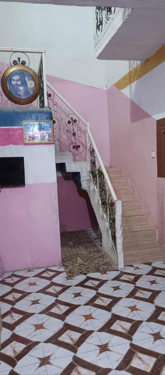 بيت طابقين ٤غرف مساحته ٢٣٠م لبناء بلوك والسقف صب الموقع حي الحكيم نزلت بيت خليفه  السعر ٤٥وبي مجال 
***********
