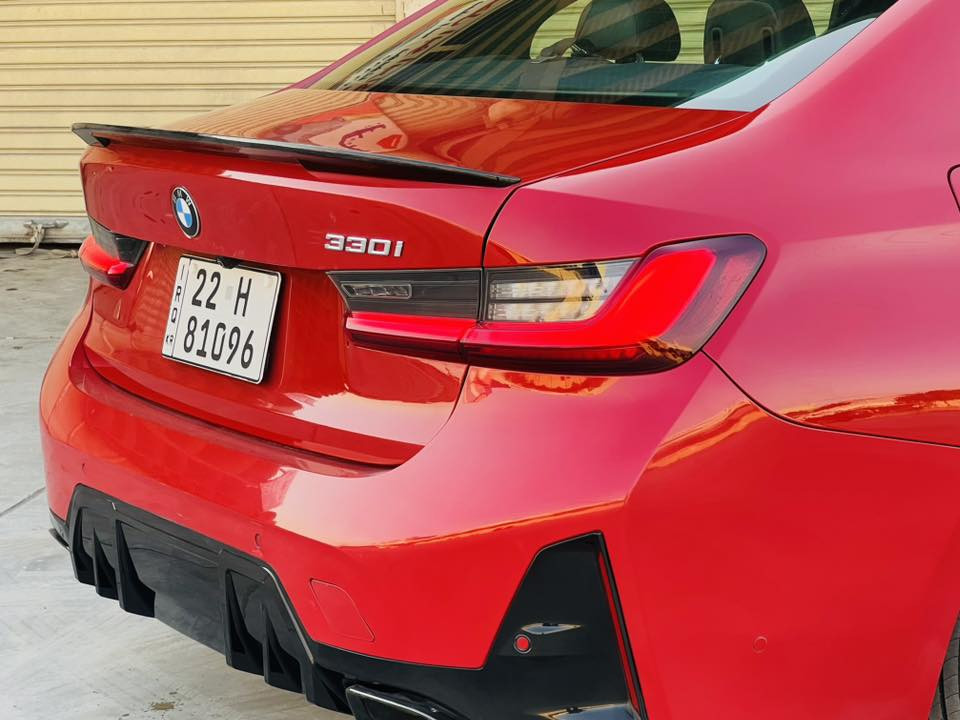 بي ام موديل 2022 
330 بانزين دفع خلفي 
اللون احمـر 
السيارة ١/١ راح اذكر مواصفاتها للميعرف بيهن 
فتـحة سـقف  
بصمة تشغيل + 4 بيبان بصمة 
وترحيب 
الكشنات جلد لون اسود 
كشنات ثنين كهرباء وكشن السايق خزن ميموري وتدفئة بل الكشنات الامامية 
شفتات بل الستيرن وتدفئة بل الستيرن 
داتشو عرض ع الجامة الامامية 
كيج الكتروني 
 اشارة بل المري ونقاط عمياء والمري شفط وايضآ قلاب 
قطعتين تبريد والقطعة الخلفية ايضآ منفصل 
دشبول متغير الالوان من الشاشة بلادي 
حساسات خلفية وامامية وتعرضلك بل الشاشة  
رادار امامي تحديد مسار والتعرف ع الاشخاص والسيارات 
لايت داينمگ متحرك وترحيب عند التشغيل 
تكدر تضبط توقيت للسيارة تشتغل بل الوقت الي تريدها وتطفى بل الوقت الي تريدة من الشاشة 
اوتو تبريد واوتو لايت واتو ماسحات 
تعلي وتنصي الاغاني بدون متلمس الشاشة عن بعد وهاي حركة بي ام الشهيرة 😉
انضمة القيادة وتتغير الشاشة حسب نوع القيادة 
اوتو هولد والسايد بريك دكمة ودكمة لاطفاء الحساسات
ماوس تحكم بل الشاشة 
عليها دعامية امامية خلفية ولايتات ام 
محرك السيارة 2000 توين بور توربو 
السيارة ماشية 35 الف ميل 
حادثها فقط البنيد قطعة وحدة مصبوغة بدون دواخل بدون شواصي بدون لغود والسيارة تشتغل وتمشي بامريكا 
طاك ايرباك ستيرن وبردة وراجع سستم بلادي 
عندي صور حادثها والسونار الي يحب يتفضل خاص ادزلهيا 
اخوان السيارة ليرة وجديدة بشكل وحيل معتني بيها ومكفولة من الشخوط والبارد 
مكانها ديالى - بعقوبة - حي التحرير 
سعر السيارة 268 ورقة وبيها مجال بسيط 
*********** 
اعتذر عن الاطالة
