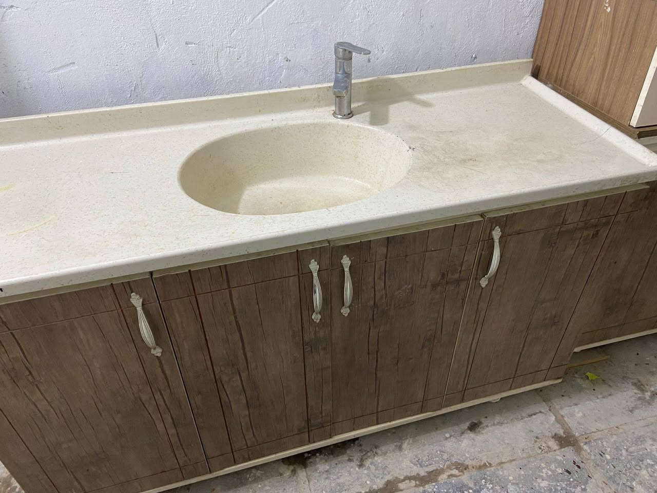 سلام عليكم كاونترخشب  للبيع مكلف بل نشر العنوان شارع ابو علي قرب مضيف الفريجات لسعر 200 وبي مجال ***********
