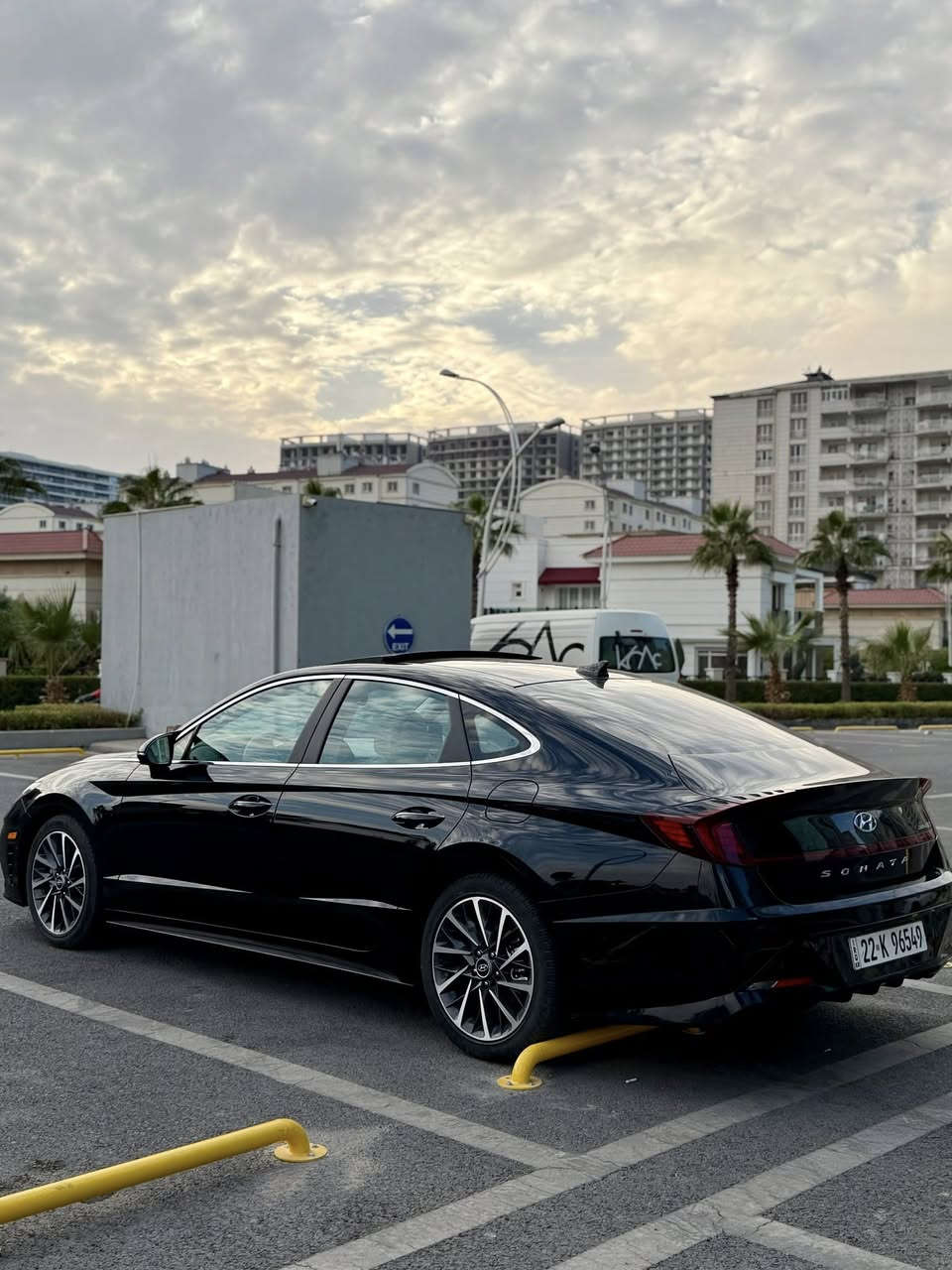 بسم الله الرحمن الرحيم 🔱
كلشي ذاكر 
الاسم : هيونداي سوناتا 
الموديل : ٢٠٢٣ 
رقم اربيل
الحادث خفيف جداً و بدون ايرباك و الحادث بالمنشور قبغ جنطة فقط
الفئه : لمتد يعني اعلى فئه بسيارة السوناتا مثل ميكولون بريميوم مفولة مواصفات للأخير شنو بالك يكون بالسيارة موجود والسيارة لون اسود ، السيارة فئه راقية جداً تعطيك رزانه وسرعة ومتانه وثبات على الطرقات 

المواصفات :

١-محرك السيارة ١٦٠٠ تيربو طيارة ارضية 🚀 بيها نشاط ماشاء الله مو طبيعي 
٢: كير ٨ سرعات احدث گير وقوي جداً 
٣: شفتات ستيرن 
٤: كشنات جلد + تبريد + تدفئة نظيفة جداً الكشنات بلادي
٥: نظام نورمل + كوستمر + سبورت + سمارت 
٦: شفتات ستيرن 
٧: سيارة تتقدم وترجع بالبصمة 
٨: بصمة تشغيل عن بعد واشاير ترحيب بالابواب فتح تلقائي 
٩: هاند بريك بصمة 
١٠:كامرات ٣٦٠ درجة السيارة مزروعة كامرات من كل مكان 
١١: حساسات خلفية وامامية ومن كل جهات 
١٢: قيادة شبه ذاتية وتحديد مسار 
١٣: تدفئه ستيرن 
١٤: تحكمات كاملة في الستيرن 
١٥: سقف بنورامي 
١٦: اضائة محيطية لد داخلي متغير الالوان يتغير من شاشة السيارة 
١٧:داتا شو يبين عداد السرعة ويبين بي تحديد المسار والقيادة الشبه ذاتية ويطلع بي كومة شغلات 
١٨ : ابل كار بلي 
١٩: شحن واير لس 
٢٠ : تبريد قطعتين وتبريدها ممتاز جداً 
٢١: مراية قلابة عندما تضع الگير على البك 
٢٢: مراية داخلية معتمة 
٢٣: الزجاج الامامي دبل زجاج 
٢٤: تحكم بالزجاج الداخلي ٤ اوتو 
٢٥: توقف ذاتي امامي خلفي عندما تستشعر بحادث او خطر وشيك 
٢٦: سماعات من الفئه الراقية bose فيها سستم صوت مرعب وعالي جداً 
٢٧: كامرات من تفتح اشارة يمين او يسار يبين عندك بالعدادات حتى ينطيك رؤية جانبية افضل 
٢٨: لايتات عدسات زنون كل مازدة بيها ٤ عدسات قوية جداً ومدا عالي وتحكم اوتو ماتك عندما تاتي سيارة اتجاهك ينخفض الايت العالي 
٢٩: تايرات نظيفة جداً 
٣٠: نقط عمياء في المري 
٣١: كشنات الامامية تحكم كهرباء  
وبعد بيها مواصفات هواية متخلص 

كشر السيارة نظيف وجيد جداً وداخلها ايضاً نظيف وجيد جداً السيارة ماشية ٥٢ الف كيلو فقط سيارة نظيفة جداً ومعتني بيها جداً وحالتها ممتازة ايضاً حادثها خفيف خلفي فقط صندوق السيارة يعني مطاب ليجوة شي مرتب الضربة كلش خفيفة يعني قطعه وحدة صبغ فقط بدون دواخل ولا اير باك شي خفيف وسطحي  الباقي مكفول كفالة عامة 
سعر السيارة ٢٠٥$ يعني دفترين و ٥ ورقات وبيها مجال والسيارة بأسمي للتواصل متواجد في الماسنجر
***********
