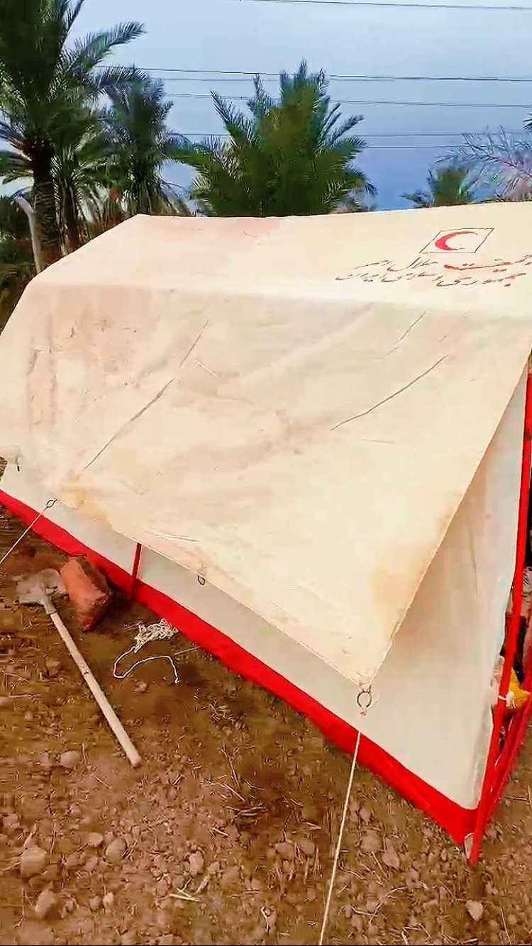 خيمة تخيم سهله النصب 
عنوان الشعب الثعالبة 
تاخذ اكثر من 10 نفرات
قماشها قوي وبيها جادر مطري
بابين سحاب 
و2 ناموسيات 
ارتفاع 2م و30سم
طول 4م عرض 3م 