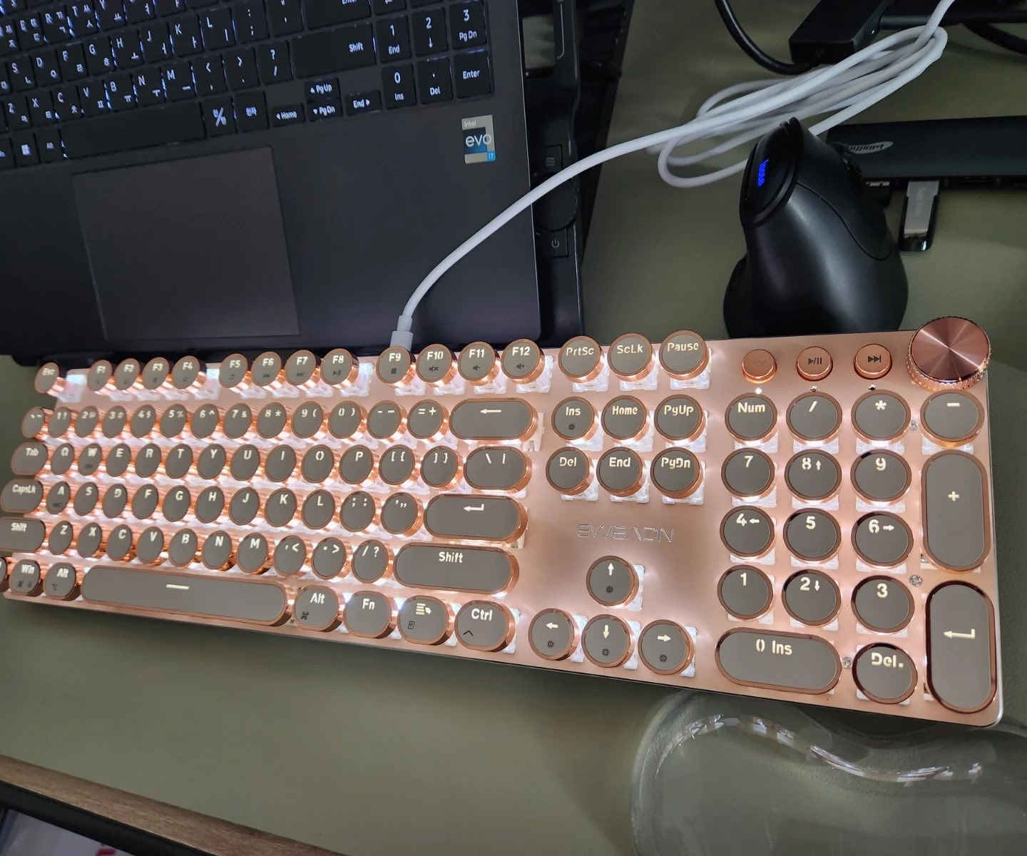 اسم العلامة التجارية SEUNKWANG
الأجهزة المتوافقة اللابتوب، الكمبيوتر، وحدة التحكم في الألعاب، التابلت، الهاتف الذكي
تقنية الاتصال 2.4 جيجاهرتز, USB-C, بلوتوث
وصف لوحة المفاتيح اللعب
الاستخدامات المُوصى بها للمنتج الأعمال, الاستخدام اليومي, اللعب, الوسائط المتعددة, برمجة, تعديل الصور, تعليم, شخصي
مميزات خاصة بإضاءة خلفية
【كيبورد ميكانيكية بنمط آلة كاتبة كلاسيكية】: تحتوي كيبورد الألعاب على مفاتيح ميكانيكية وردية مخصصة تتميز بملمس خطي سلس ومقاومة منخفضة دون الشعور بالارتطام اللمسي. تبدو أغطية المفاتيح الدائرية للكيبورد الميكانيكية البانك وكأنها آلة كاتبة كلاسيكية. تتميز أغطية المفاتيح بملمس غير لامع وملمس مطور وصوت هادئ عند الضغط على الزر برفق مما يمنحك شعورًا مريحًا بالكتابة ولمسة نقر ثابتة.
ثلاثة أوضاع اتصال: توفر لوحة المفاتيح اللاسلكية في 20 للآلة الكاتبة ثلاثة أوضاع اتصال، بلوتوث 5.0، وضع لاسلكي 2.4 جيجاهرتز، ووضع USB C سلكيًا. يدعم توصيل 5 أجهزة في نفس الوقت. اضغط مع الاستمرار على مجموعة مفاتيح FN و1/2/3/4/5 للتبديل بين BT1/BT2/BT3/2.4G/سلكيًا. يمكنك التبديل بين التابلت واللاب توب والهاتف في أي وقت. تلبي أي احتياجات للعمل والألعاب والدراسة.
【تحكم LED للوسائط المتعددة والإضاءة الخلفية】: لوحة مفاتيح ميكانيكية للألعاب مع مقبض وسائط متعددة للتحكم في مستوى الصوت والإضاءة، تحتوي لوحة المفاتيح بإضاءة LED الخلفية هذه على 19 تأثير إضاءة. اضغط على "Fn+1~8" لاختيار أوضاع الإضاءة الخلفية للعبة. 5 مستويات سطوع إضاءة خلفية قابلة للتعديل (Fn+Up/Down) والسرعة (Fn+يسار/يمين). ثلاثة أزرار صوت بجانبها يمكنها ضبط الأغنية السابقة والأغنية التالية والإيقاف المؤقت.
【104 مفتاح بخاصية الاستجابة لضربات مفاتيح متعددة】: تعتمد لوحة مفاتيح الألعاب الميكانيكية هذه على تقنية الاستجابة لضربات مفاتيح متعددة لجميع المفاتيح. عند الضغط على مفاتيح متعددة في نفس الوقت، يمكن للكيبورد بنمط الآلة الكاتبة تحديد كل مفتاح بدقة، وتجنب تعارض المفاتيح والأخطاء. مشكلة اللمس. سواء كانت الكتابة عالية السرعة تعمل أو تستمتع باللعب، يمكنك تجربة إدخال دقيق وسلس.
【توافق واسع مع ماك / ويندوز】: لوحة مفاتيح الآلة الكاتبة في 20 مزودة بثلاثة أوضاع، ثلاثة قنوات بلوتوث، 19 تأثير إضاءة، تصميم مظهر الآلة الكاتبة. مجهزة بخطوط كابل من النوع سي. توفر خطوط النوع سي لكيبورد ألعاب الكمبيوتر نقل أكثر استقرارًا لتقليل وقت الاستجابة والاستجابة بسرعات عالية، لا حاجة إلى برنامج تشغيل أو برنامج، وهي مناسبة لأنظمة ويندوز 7/8/10/XP/Vista لينكس وماك او اس.
【لوحة معدنية وأغطية مفاتيح بانك مطلية بالكهرباء】: لوحة كيبورد الألعاب الآلة الكاتبة مصنوعة من خليط معدني من الألومنيوم عالي الجودة، مع نسيج معدني غير لامع، قوي بما يكفي لحمايتها من الخدوش. تم تصميم أغطية المفاتيح العائمة بعناية باستخدام تقنية الطلاء المعدني، مع ضوء أحادي اللون فريد يجعل الكيبورد الخاص بك يبدو مذهلاً على الفور، ويعزز شعور كيبورد الآلة الكاتبة الكلاسيكية

السعر 40,000 دينار 
يتوفر توصيل لجميع محافظات العراق


**إذا كنت صاحب هذا الإعلان وتريد حذفه لأي سبب، رجاءا أرسل رسالة إلى الدعم الفني**