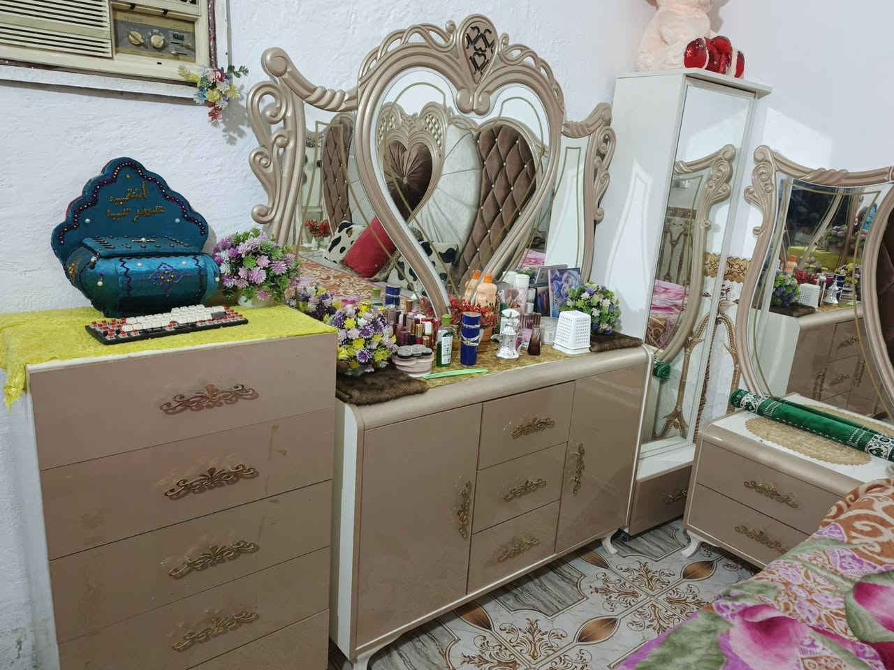 غرفة تركية للبيع مثل ماتشوف بلصورة النضافة 90% اخت الجديدة 
السعر 900 وبية مجال 
*********** واتساب 
المكان البصرة
