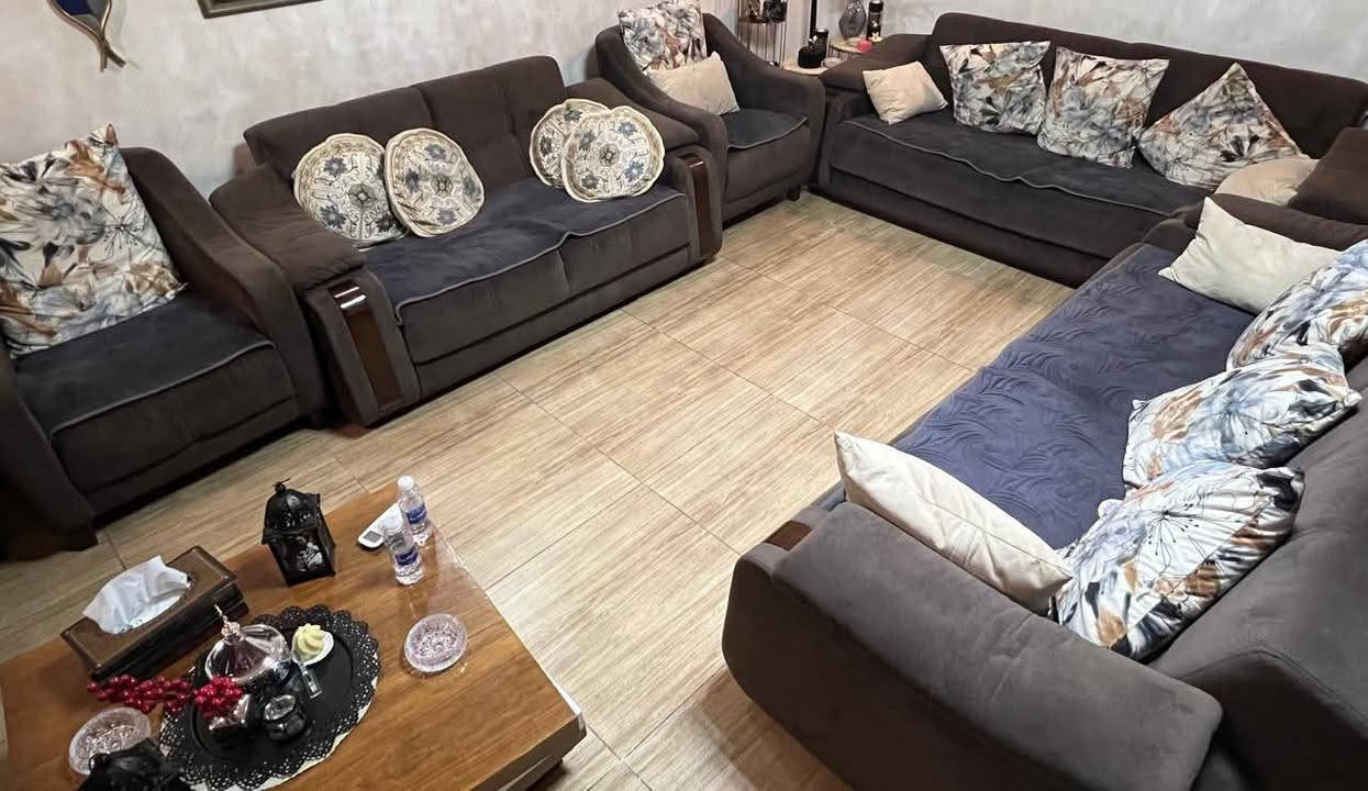 🛋️ تخم قنفات تركي ثقيل الوزن، مستخدم استعمال نظيف جداً.

✅ يتكون من 10 مقاعد
✅ يحتوي على مخزن داخل جميع القنفات
✅ يتحول إلى سرير (باستثناء الكراسي المفردة)
✅ بحالة جيده وجاهز للاستخدام

💰 السعر: 750,000 دينار عراقي

📍 العنوان: بغداد – حي الجامعة

📞 للتواصل: ***********
