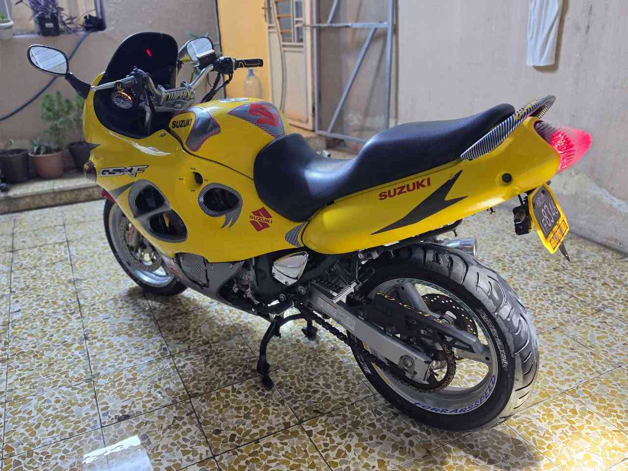 للبيع
دراجه بطح نوع suzuki
ماشيه 36
حجم محرك 750
اترايك 250✈️✈️
براد دهن بدون راديته يعني ماكو حماوة المرغوب 
محرك ابشرط برغي ما مفتوح 
عنوان موصل حي صدام 
السعر 18$وبي مجال 
***********
***********
