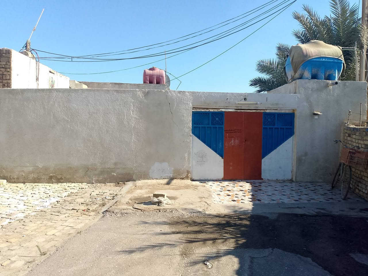 السلام عليكم بيت للبيع منطقه الاداره المحليه قرب بانزين خانه جنه الجنوب طريق مجر عماره كامل زراعي مساحته فوك 300 يحتوي على غرفتين 5 ب4 وصاله 7 ب4 وساحه جبيره ومطبخ  وصحيات  سعره 25 قفل الشراي يتصل على ‏هذا الرقم‏‪***********‬‏
