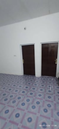 شقة للايجار طابق اول بناء نظيف على الشارع مباشره  4  غرف نوم  مطبخ صحي...