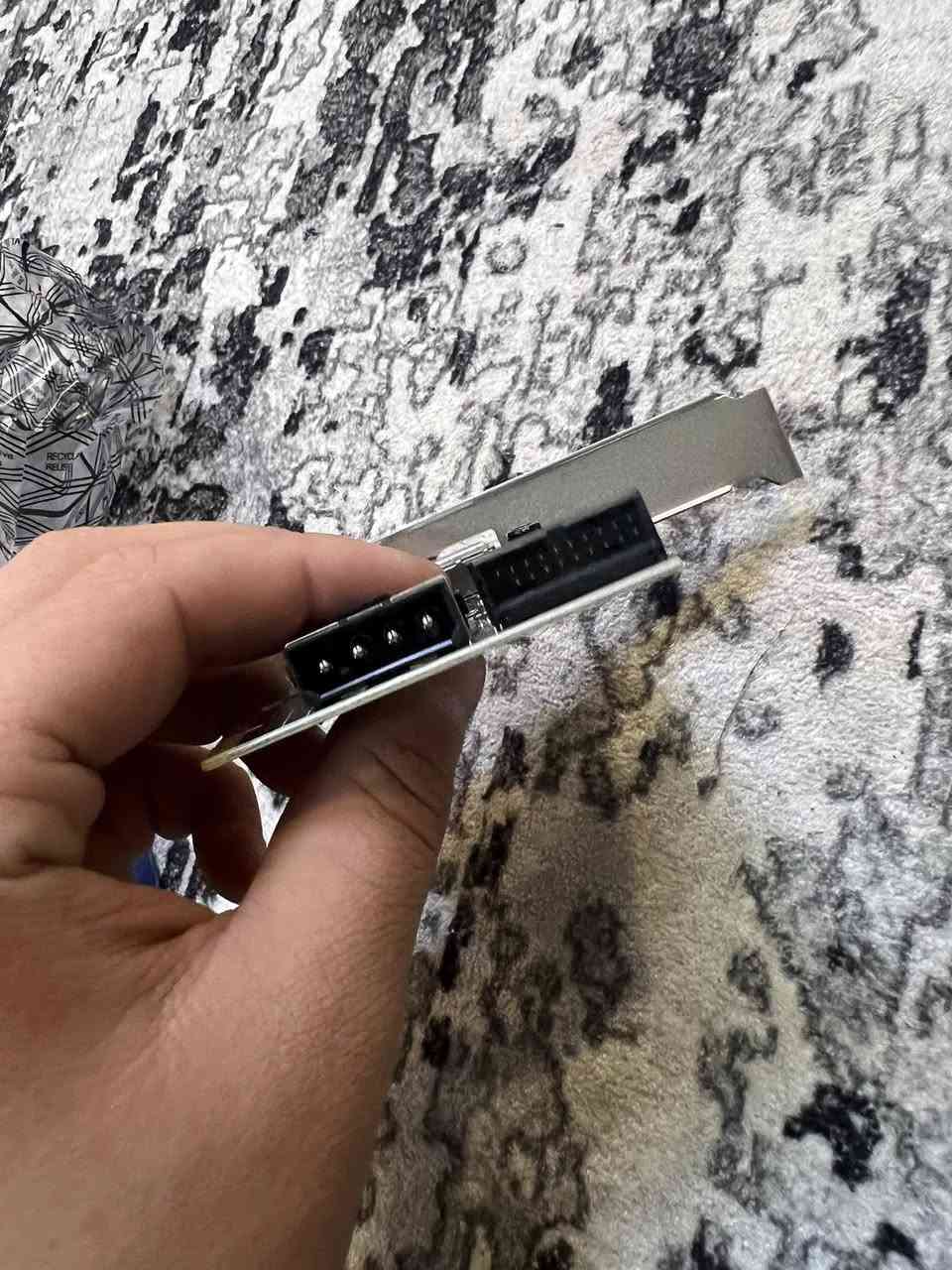 هذا المنتج عبارة عن بطاقة توسعة PCIe USB 3.2 Gen 1 من شركة CSL.
Galaxus.de
Galaxus.de
 +1
تُستخدم هذه البطاقة لزيادة عدد منافذ USB في جهاز الكمبيوتر المكتبي (الديسك توب) من خلال تركيبها في فتحة PCIe على اللوحة الأم.
المواصفات الرئيسية:
المنافذ الخارجية: تحتوي على منفذين (2) USB 3.2 Gen 1 خلفيين.
المنفذ الداخلي: مزودة برأس (Header) داخلي بـ 19 دبوساً (19-Pin) لتوصيل منافذ USB الأمامية بصندوق الكمبيوتر (الكيس).
السرعة: تدعم نقل البيانات بسرعة تصل إلى 5 جيجابت في الثانية.
التوافق: تتوافق مع إصدارات USB السابقة مثل USB 2.0 و1.1.

خلي سعر وبالعافيه 👍🏻


**إذا كنت صاحب هذا الإعلان وتريد حذفه لأي سبب، رجاءا أرسل رسالة إلى الدعم الفني**