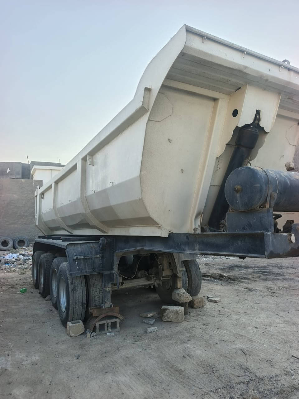 سلام وعليكم عربانه حوضيه للبيع أربع محاور عربانه جديده دناكير جدد عوزه زوجين تاير فقط وخفيفه تحمل حمل فول ع طوناج ورأس تك شاصي مكفول و بدي مكفول مابي لو جكه 
كهربايات كله شغاله بولوني أصلي كهرباء هوه فلول كبل لشغل بس زوج تاير  مكان الفلوجه ‏‪***********‬‏
