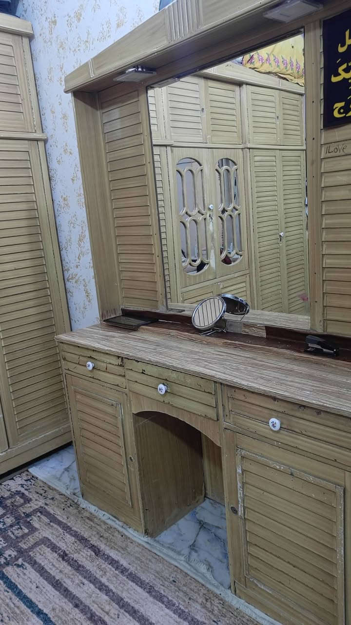 سلام عليكم كنتور مع ميز مرايه للبيع ***********
