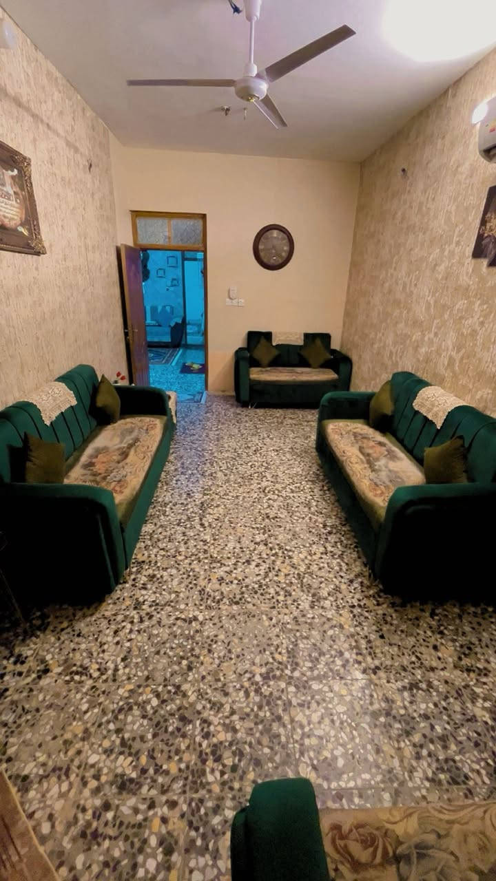 السلام عليكم بيت للبيع في منطقة ابي غريب الشهداء خلف الخط السريع مباشرتاً بينه وبين السريع شارع واحد رئيسي البيت مساحة ١٢٥ متر طابقين يحتوي على صالة وحولي وغرفة نوم ومطبخ وتواليت عدد٢ وحمام عدد واحد ومنور في الطابق الارضي وغرفتين نوم كبار وحمام في الطابق الاول البيت ملبوخ بل الكامل الطابق الارضي كاشي والطابق الثاني سيراميك للتواصل والاستفسار الاتصال على الرقم *********** 
او ***********
