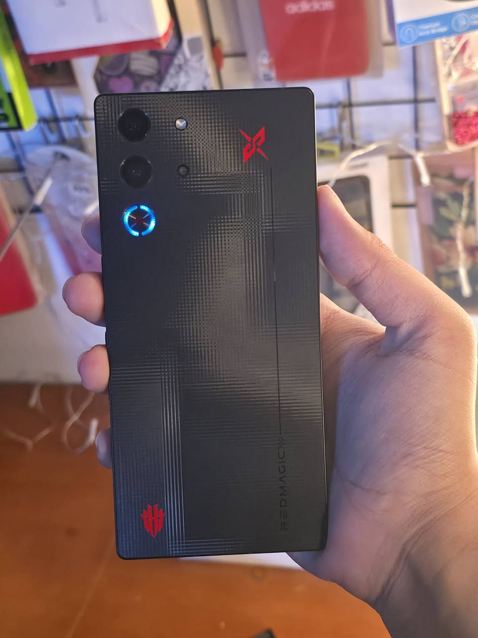 ريد ماجك 10sبرو  

ذاكرة 256

كامل ملحقات 
باكيته شاحنه كيبل كفر وحماية شاشه 

نظافة 100%
مكفول كفالة شاملة 

• ​المعالج: Snapdragon 8 Elite (النسخة المحسنة بتردد يصل إلى 4.47GHz).
• ​الشاشة: AMOLED مقاس 6.85 بوصة، تردد 144Hz، وكاميرا مخفية تحت الشاشة.
• ​البطارية: سعة 7,050mAh مع شحن سريع بقدرة 100 واط.
• ​التبريد: مروحة داخلية مدمجة مع تقنية المعدن السائل لخفض الحرارة.

السعر 825 الف 

يوجد توصيل لجميع محافظات العراق 
للحجز راسل الصفحة 
واتساب ***********

تابع الصفحه لمشاهده الاجهزه المتوفره https://t.me/mohamd_phone

#العراق #مستخدم #توصيل_لكل_العراق #ريد_ماجك #للبيع
