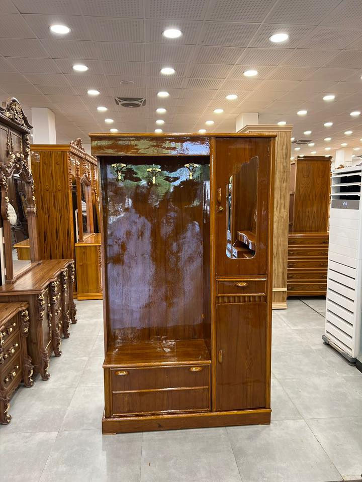 السلام عليكم غرفة نوم صاج ثكيل تسكام نظيفة جدا نظافتهه تقريبا 90‎%‎ او اكثر الكنتور 6 ابواب مع ملحق عالي مكاني بغداد حي العامل رايدهه مليون و 600 وبيهه مجال  هاي صورهه بالبيت ومن جانت بالمعمل ***********
