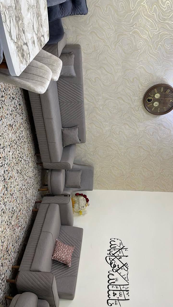 السلام عليكم بيت للبيع مساحة ١٠٠متر واجهة ٥يحتوي علىَ ثلاث غرف نوم وصالة ومطبخ وخدمات وكراج بيت نضيف جدا طابو زراعي سند ٢٥موقع ممتاز شرطه خامسة قرب اسواق اميرة شارع ١٥متر خدمات  كاملة ماء وكهرباء وتبليط الاستفسار على هذا الرقم ***********
