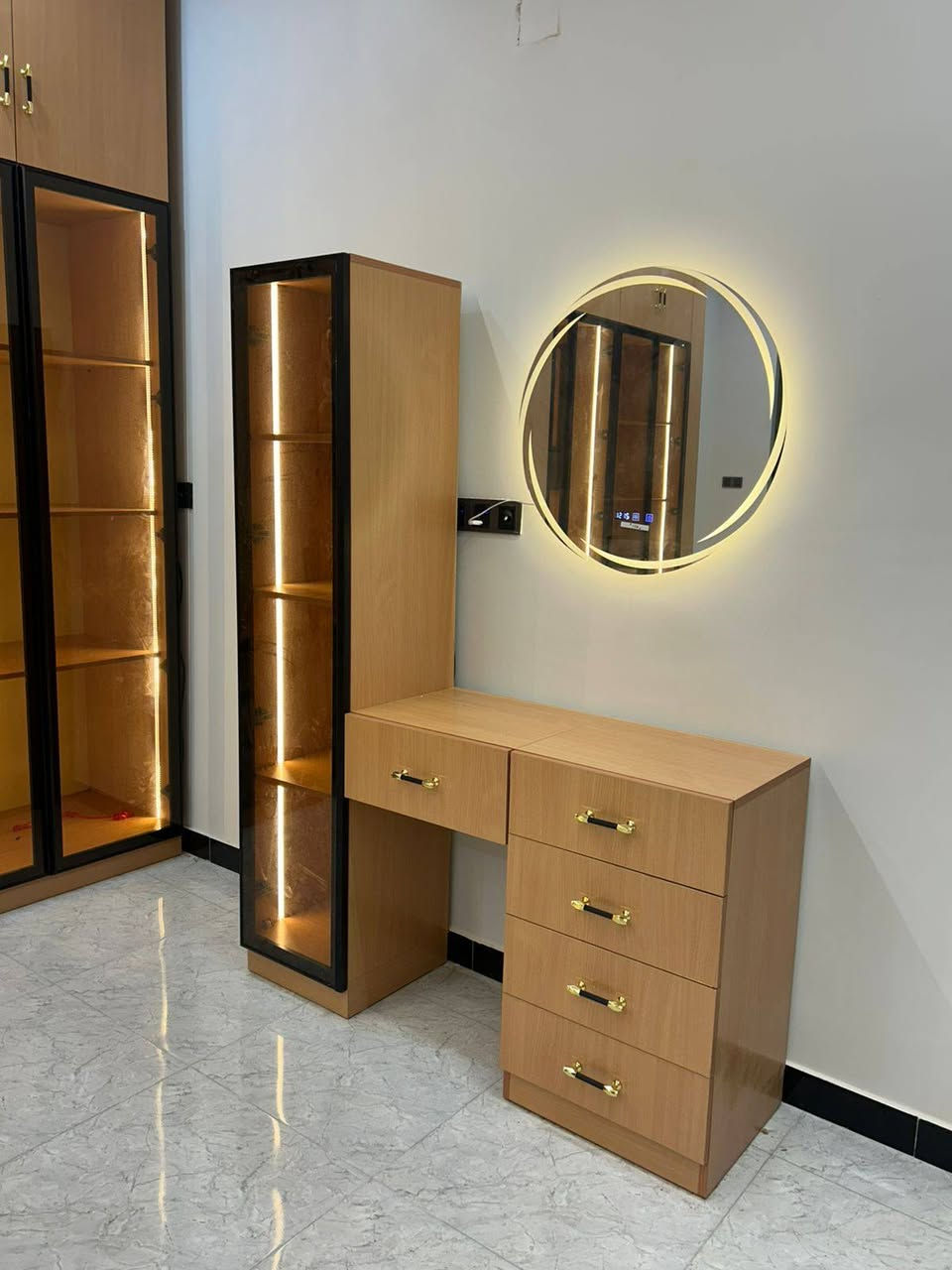 معمل نجارة الايهم 
تم تسليم طلب احد الزبائن في الحبيبية
الى الاخ حسن الربيعي شايف كل الخير

درسنك روم 8باب مع انارة. تعلاكة هايدروليك ميز اوتي هايدروليك
ابواب جام ميز مراية جرباية نفرين

غرفة اطفال جرابي نفر عدد 4 
ميز مراية
كنتور 6 باب
مكتبة دراسة عدد 3 
لون ابيض و وردي حسب الطلب
للستفسار مراسلة الصفحة او اتصال
***********
***********
عنوان بغداد بسماية مقابيل مستشفى الجامعة اللبناني
يوجد خدة توصيل
