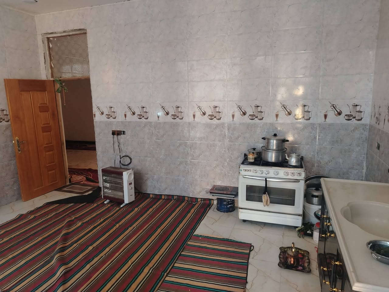 دار للبيع ٢٥٠م طابو زراعي  حي الحكيم شارع الوايليه ثاني فرع قريب علشارع العام عماره بصره يحتوي طابقين ٣غرف جوه وحمامات وصالتين جوه مع مطبخ واستقبال وكراج وحمامات خارجيه والطابق الثاني ٣غرف وحمامات مرقم من البلديه خدمات مجاري دفن ونت ضويي البيت يحتوي منظومه تقطير مال تبريد السعر خاص للاستفسار *********** اوتساب ***********
