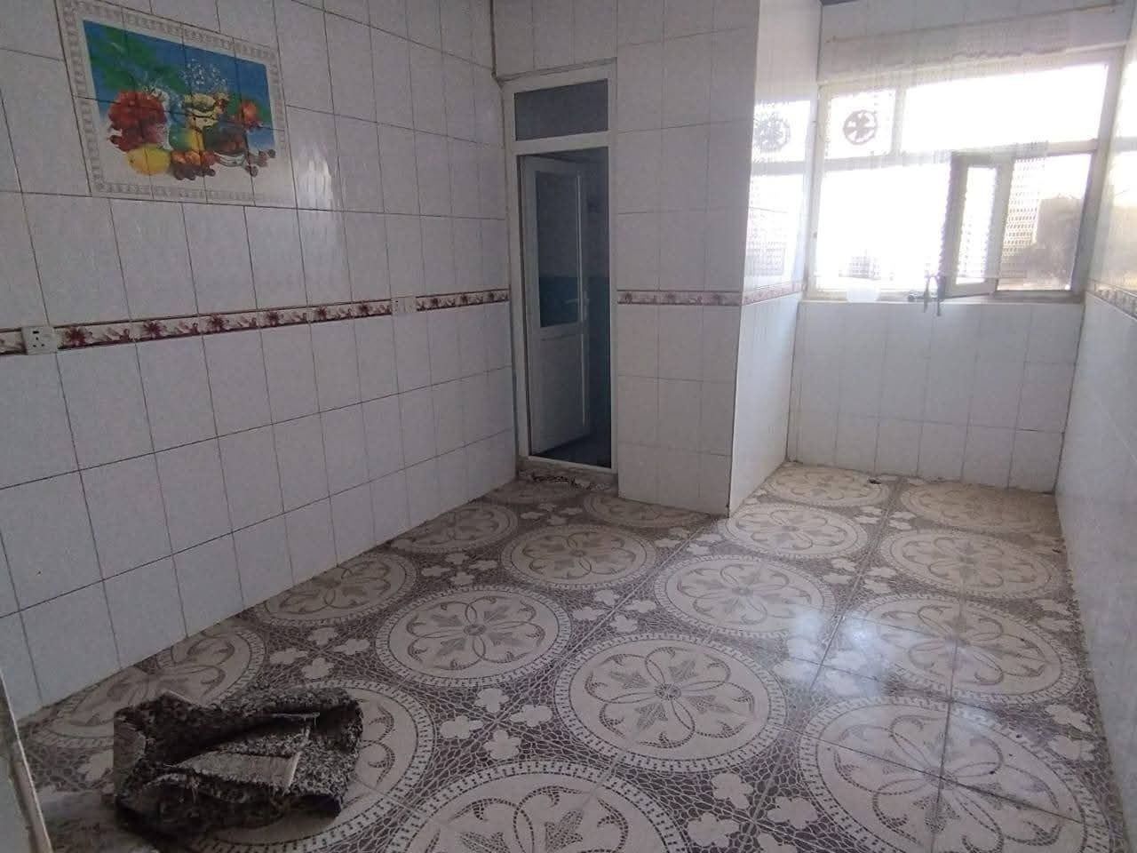 ئـەم خـانـوە 145 مەترە لەشــەهیــدانـە 
ڕووی لەسلێمانیە تەنیشتی قوتەبخانــەی
هه ڵوێستە دووقاتە قاتی سەرۆتــازەیــــە
قاتی ئەرزیش خراپ نیە بـەرامبەر بازاڕی
سۆرانە نرخی 575 گڵاو مەجالیشی تیایـە
***********☏***********
